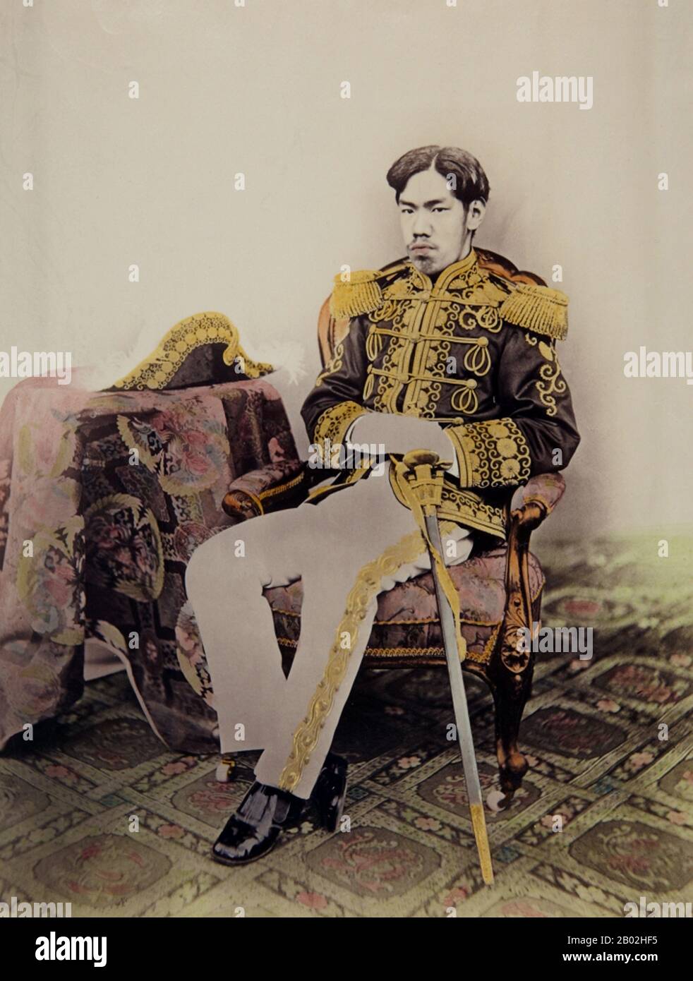 L'empereur Meiji (明治天皇 Meiji-tennō, 3 novembre 1852 – 30 juillet 1912), ou Meiji le Grand (明治大帝 Meiji-taitei), était le 122ème empereur du Japon selon l'ordre traditionnel de succession, régnant du 3 février 1867 jusqu'à sa mort le 30 juillet 1912. Il a présidé à une période de changement rapide dans l'Empire du Japon, alors que la nation est rapidement passée d'un état féodal à une puissance mondiale capitaliste et impériale, caractérisée par la révolution industrielle du Japon. Au moment de sa naissance en 1852, le Japon était un pays isolé, préindustriel et féodal dominé par le Shogunate Tokugawa et le daimyo, W. Banque D'Images