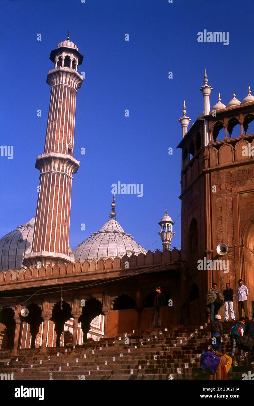 Le grand Masjid-i Jahān-Numā de Delhi, communément connu sous le nom de la mosquée de Jama Masjid ou de vendredi, est le plus grand du pays, avec une cour capable de contenir 25 000 fidèles. Il a été construit en 1644, le dernier d'une série de magnifiques réalisations architecturales par Shah Jahan, l'empereur Moghul qui a également construit le Taj Mahal et le fort Rouge. La mosquée décorée avec soin dispose de trois grandes passerelles, quatre tours et deux minarets de 40 m de haut construits de bandes alternées de grès rouge et de marbre blanc. Les non-musulmans sont invités à visiter la mosquée mais de préférence pas pendant les temps de prière; Rev Banque D'Images