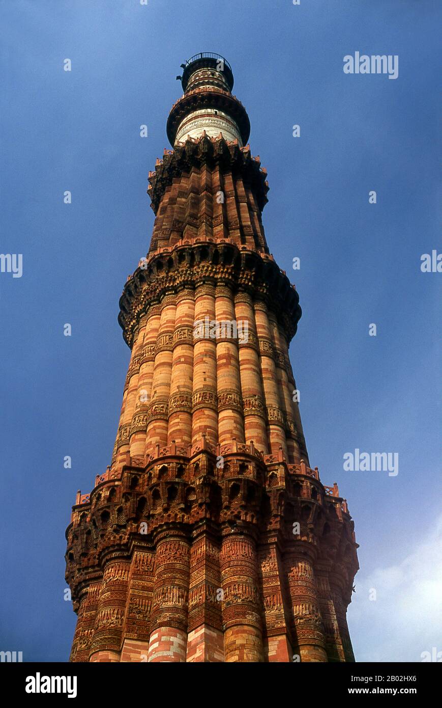 La construction du Qutb Minar a été commencée en 1192 par Qutb-ud-din Aibak, le premier sultan de Delhi, et a été menée par son successeur, Iltutmish. En 1368, Firoz Shah Tughlaq construit la cinquième et dernière histoire. Delhi serait le site d'Indraprashta, capitale des Pandavas de l'épopée indienne Mahabharata. Les fouilles ont mis à jour des éclats de poterie peinte datant d'environ 1000 BCE, bien que les plus anciennes reliques architecturales connues datent De La Période de Mauryan, il y a environ 2 300 ans. Depuis ce temps, le site a été constamment réglé. La ville a été gouvernée par le Rajplats hindou Banque D'Images