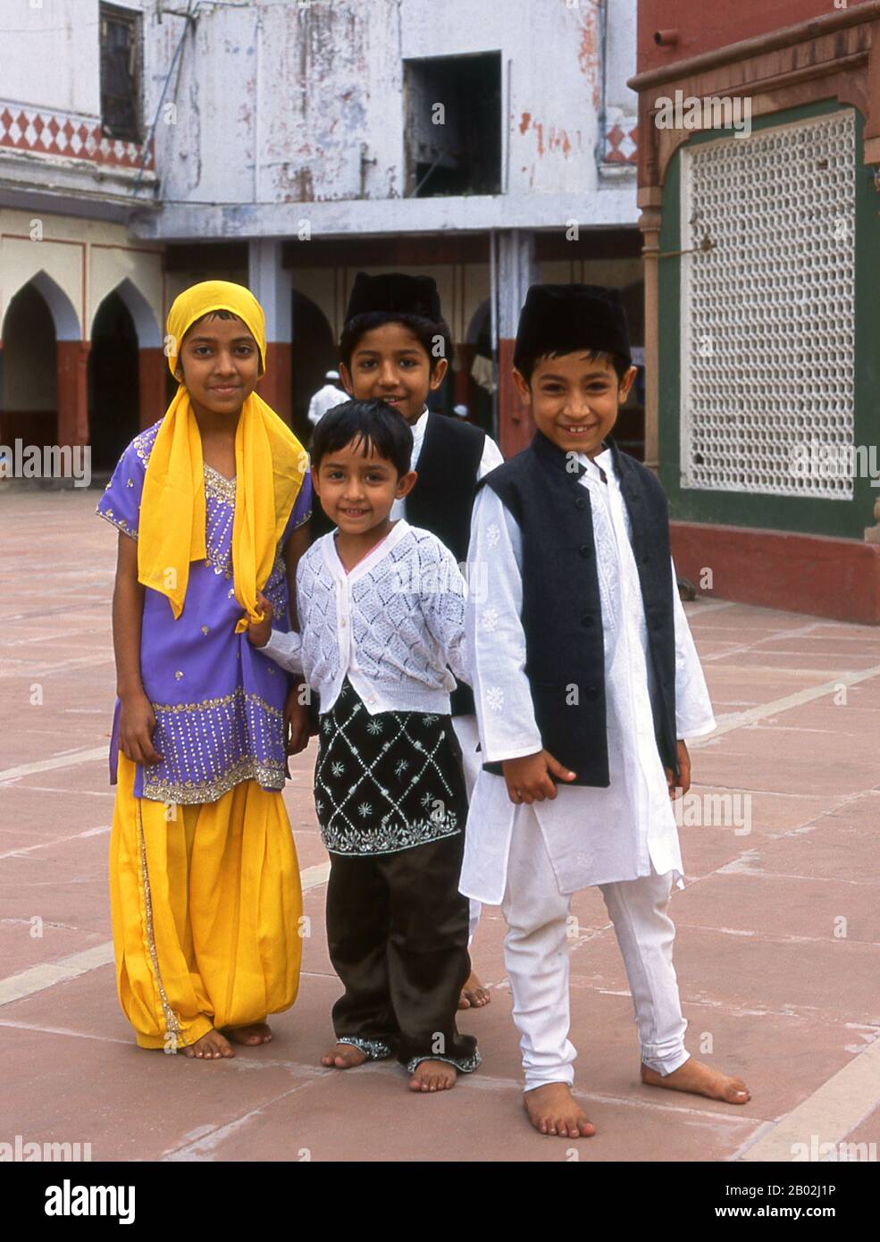 Fatehpuri Masjid a été construit en 1650 par Fatehpuri Begum, une des épouses de l'empereur Shah Jahan qui était de Fatehpur Sikri. Delhi serait le site d'Indraprashta, capitale des Pandavas de l'épopée indienne Mahabharata. Les fouilles ont mis à jour des éclats de poterie peinte datant d'environ 1000 BCE, bien que les plus anciennes reliques architecturales connues datent De La Période de Mauryan, il y a environ 2 300 ans. Depuis ce temps, le site a été constamment réglé. La ville a été gouvernée par le Rajput hindou entre 900 et 1206 ce, quand il est devenu la capitale du Sultanat de Delhi. Au milieu de la sévente Banque D'Images