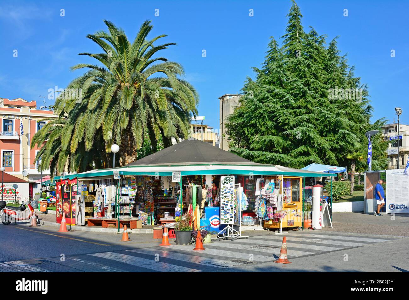 Kavala, Grèce - 17 septembre 2015 : un homme non identifié et un kiosque traditionnel vendent des souveniers, de la glace et des produits différents Banque D'Images