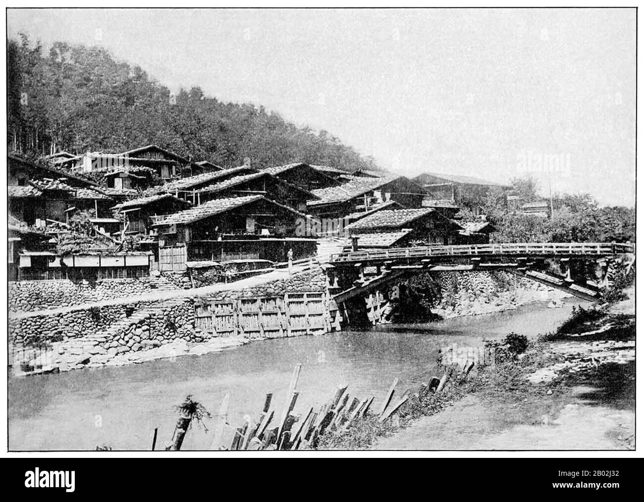 Le Nakasendō était l'une des Cinq Routes construites sous Tokugawa Ieyasu, une série de routes reliant la capitale historique d'Edo au reste du Japon. Le Nakasendō a relié Edo à la capitale de l'époque de Kyoto. Il s'agissait d'une autre route vers le Tōkaidō et a traversé la partie centrale de Honshū, donnant ainsi lieu à son nom, ce qui signifie "Central Mountain Road". Le long de cette route, il y avait soixante-neuf stations de poste différentes (-shuku ou -juku), qui fournissaient des écuries, de la nourriture et de l'hébergement pour les voyageurs. Banque D'Images