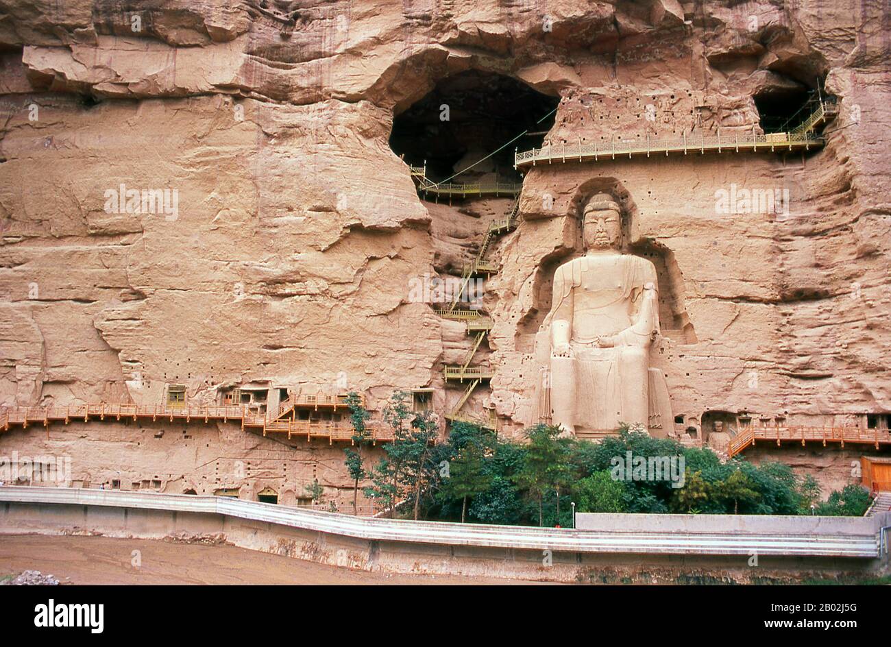 Binglingsi Shiku (Mille grottes de Bouddha) est une collection de grottes et de grottes dans un canyon inaccessible près de la rivière jaune à environ 80 km en amont de Lanzhou. L'isolement même du site a protégé et préservé Binglingsi, notamment de marauder les gardes rouges pendant la Révolution culturelle (1966 - 76). Les premières grottes bouddhistes de Binglingsi datent de la dynastie des Jin de l'est (c. 317 - 420 ce), et la construction a continué pendant bien plus de mille ans tout au long des époques de Tang, Song, Ming et Qing. Les grottes de Bingling ont souvent été parrainées par des patrons riches investissant une partie de leur R de soie Banque D'Images