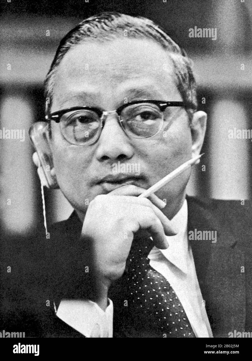 U Thant (22 janvier 1909 – 25 novembre 1974) était un diplomate birman et le troisième Secrétaire général de l'Organisation des Nations Unies de 1961 à 1971. Originaire de Pantanaw, Thant a fait ses études à l'école secondaire nationale et à l'université de Rangoon. À l’époque du climat politique tendu en Birmanie, il a eu des vues modérées se positionnant entre les fervents nationalistes et les loyalistes britanniques. Il a été un ami proche du premier Premier ministre birman U Nu et a occupé divers postes au cabinet de Nu de 1948 à 1961. Il a été nommé Secrétaire général en 1961 lorsque son prédécesseur, Dag Hammarskjöld, est décédé Banque D'Images