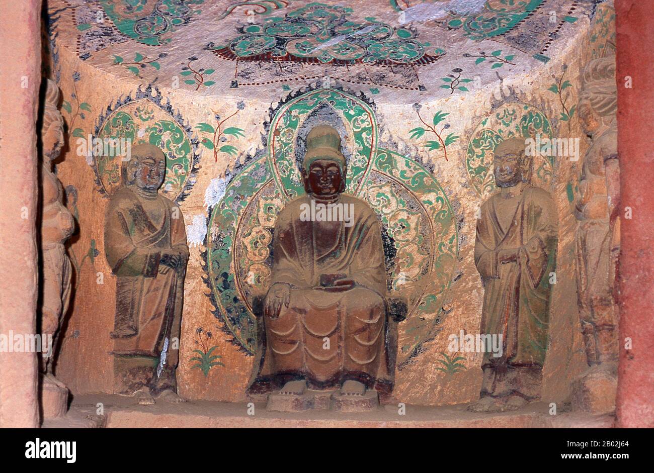 Binglingsi Shiku (Mille grottes de Bouddha) est une collection de grottes et de grottes dans un canyon inaccessible près de la rivière jaune à environ 80 km en amont de Lanzhou. L'isolement même du site a protégé et préservé Binglingsi, notamment de marauder les gardes rouges pendant la Révolution culturelle (1966 - 76). Les premières grottes bouddhistes de Binglingsi datent de la dynastie des Jin de l'est (c. 317 - 420 ce), et la construction a continué pendant bien plus de mille ans tout au long des époques de Tang, Song, Ming et Qing. Les grottes de Bingling ont souvent été parrainées par des patrons riches investissant une partie de leur R de soie Banque D'Images