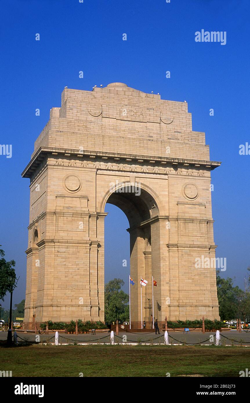 La porte de l'Inde, à l'origine appelée All India War Memorial, est un monument commémoratif de guerre situé à l'orée du Rajpath, sur le bord est de l'axe cérémonial de New Delhi, anciennement appelé Kingsway. Les noms de quelque 70 000 soldats indiens morts lors de la première Guerre mondiale, en France et en Flandre, en Mésopotamie et en Perse, en Afrique de l'est, à Gallipoli et ailleurs dans le proche et l'Extrême-Orient, entre 1914 et 19, sont inscrits sur l'arche commémorative. En outre, le mémorial de guerre porte les noms de quelque 12 516 soldats indiens morts lors de leur service en Inde ou dans la frontière du Nord-Ouest et pendant la troisième guerre afghane. Banque D'Images