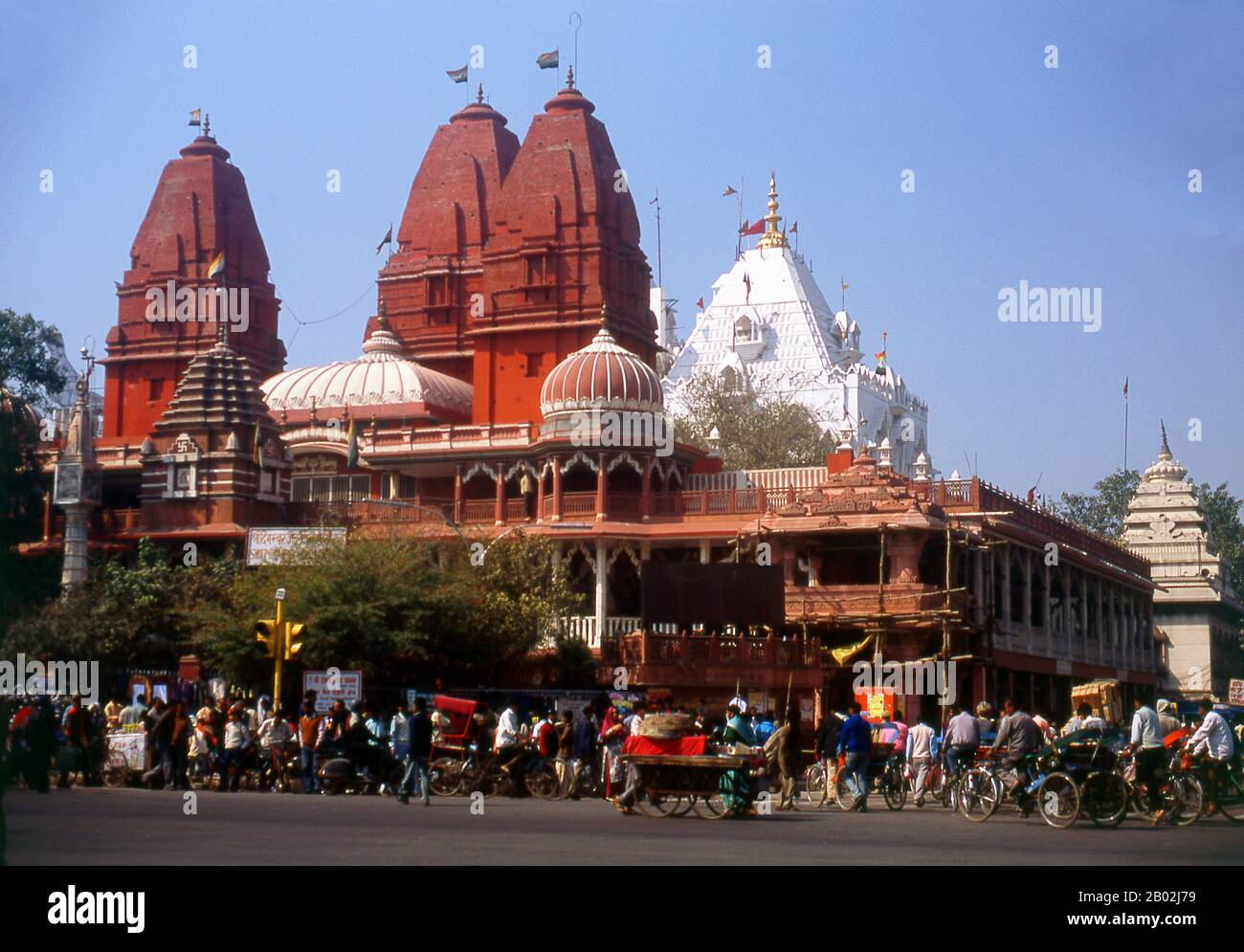 Delhi serait le site d'Indraprashta, capitale des Pandavas de l'épopée indienne Mahabharata. Les fouilles ont mis à jour des éclats de poterie peinte datant d'environ 1000 BCE, bien que les plus anciennes reliques architecturales connues datent De La Période de Mauryan, il y a environ 2 300 ans. Depuis ce temps, le site a été constamment réglé. La ville a été gouvernée par le Rajput hindou entre 900 et 1206 ce, quand il est devenu la capitale du Sultanat de Delhi. Au milieu du XVIIe siècle, l'empereur Mughal Shah Jahan (1628–1658) a établi le vieux Delhi à son emplacement actuel, y compris la plupart des non Banque D'Images