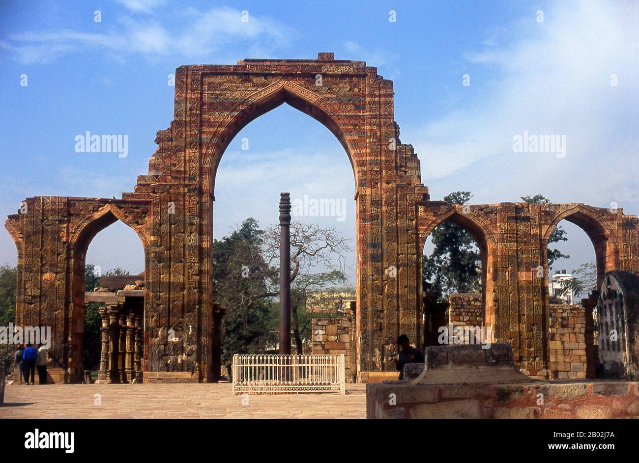 La mosquée Quwwat-ul-Islam a été construite par Qutb-ud-din Aibak, fondateur de la dynastie Mamluk ou des Esclaves. La construction a commencé en 1193 ce. C'était la première mosquée construite à Delhi après la conquête islamique de l'Inde. La construction du Qutb Minar a été commencée en 1192 par Qutb-ud-din Aibak, le premier sultan de Delhi, et a été menée par son successeur, Iltutmish. En 1368, Firoz Shah Tughlaq construit la cinquième et dernière histoire. Delhi serait le site d'Indraprashta, capitale des Pandavas de l'épopée indienne Mahabharata. Les fouilles ont mis au jour des barards de poterie peinte datant de autour Banque D'Images