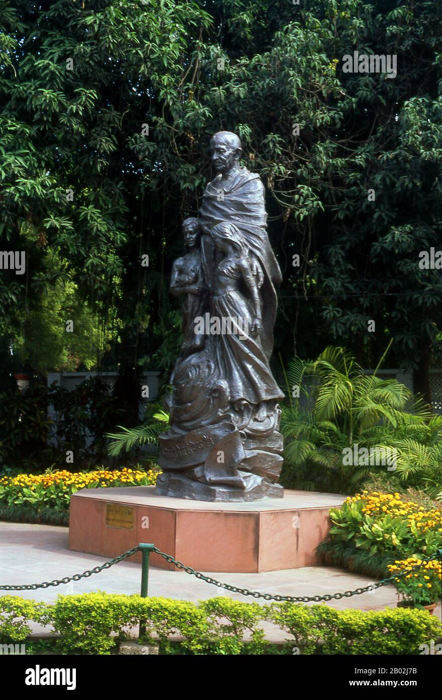 Gandhi Sbriti anciennement connu sous le nom de Birla House ou Birla Bhavan, est l'endroit où Mahatma Gandhi a passé les 144 derniers jours de sa vie et a été assassiné le 30 janvier 1948. C'était à l'origine la maison des magoins d'affaires indiens, la famille Birla. Delhi serait le site d'Indraprashta, capitale des Pandavas de l'épopée indienne Mahabharata. Les fouilles ont mis à jour des éclats de poterie peinte datant d'environ 1000 BCE, bien que les plus anciennes reliques architecturales connues datent De La Période de Mauryan, il y a environ 2 300 ans. Depuis ce temps, le site a été constamment réglé. Le Banque D'Images