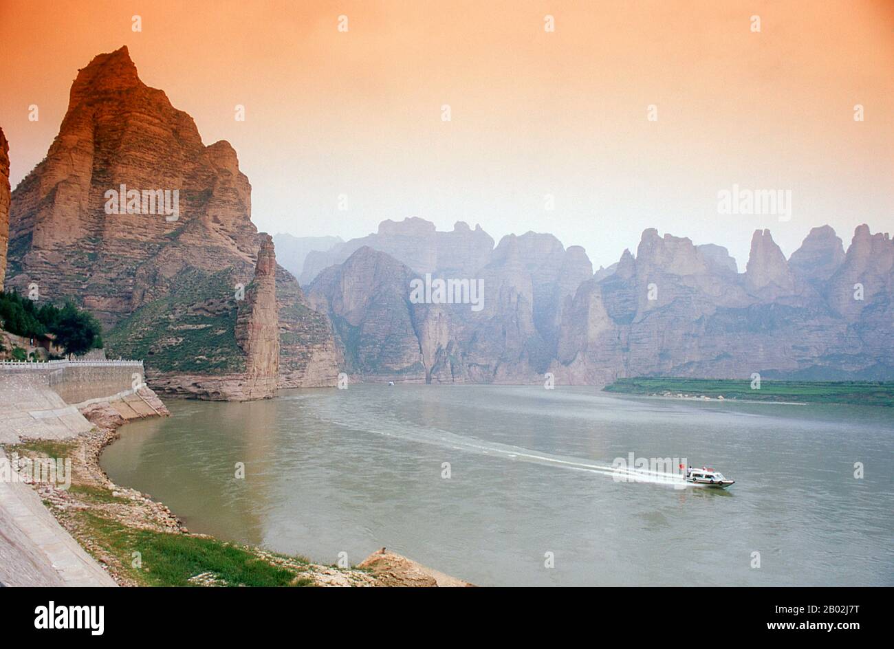 La rivière jaune (Huang He) est la voie navigable la plus importante de Chine. La région autour de la confluence des rivières Huang He et Wei a formé le berceau de la civilisation chinoise. La rivière est la troisième rivière la plus longue d'Asie, qui suit la rivière Yangtze et la rivière Yenisei, et la sixième plus longue au monde, sur une longueur estimée à 5,464 km (3,395 mi). Banque D'Images