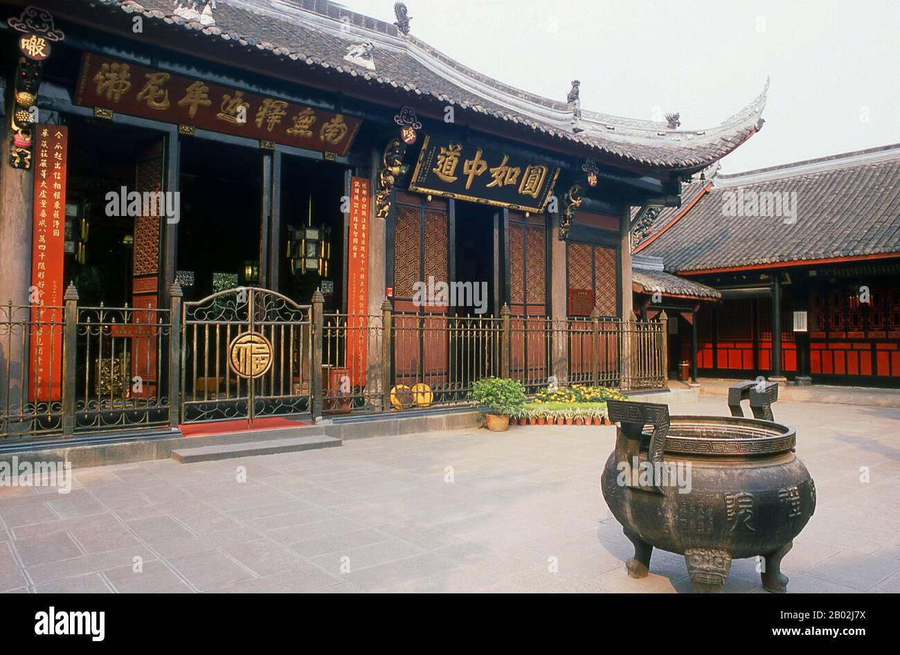 Wenshu Yuan (Temple de Wenshu) remonte à la dynastie Tang (18 juin 618–4 juin 907) et était connu à l'origine sous le nom de Temple Xinxiang. C'est maintenant un temple bouddhiste zen populaire. Chengdu, anciennement Chengtu, est la capitale de la province du Sichuan dans le sud-ouest de la Chine. Au début du 4ème siècle BCE, le roi de visé de l'ancien Shu a déplacé sa capitale vers l'emplacement actuel de la ville d'aujourd'hui à partir de Pixian voisin. Banque D'Images