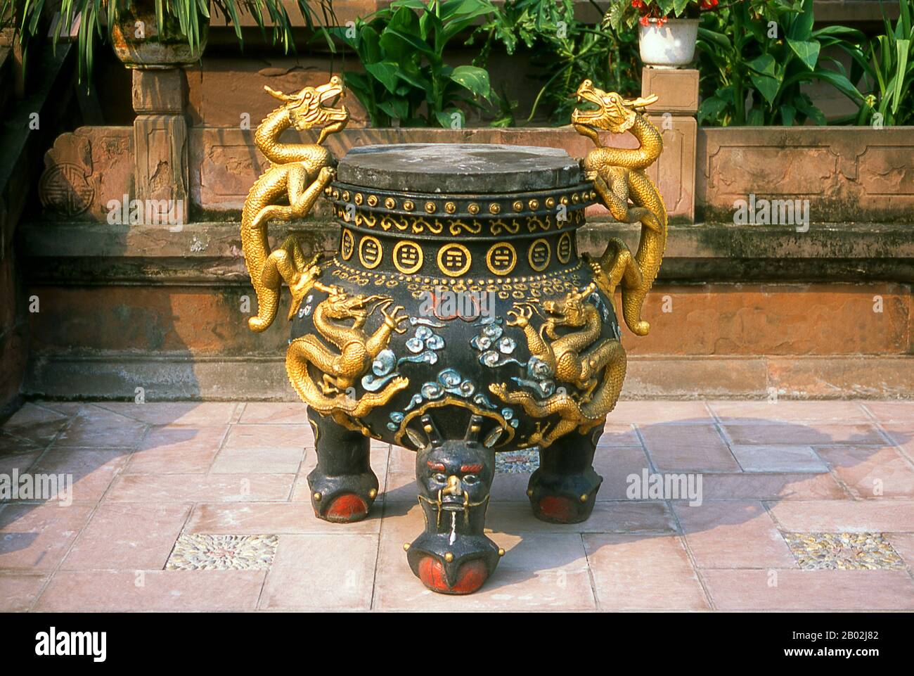 Qingyang Gong Shi (Temple du Palais vert de Goat) est le plus ancien et le plus grand temple maoïste du sud-ouest de la Chine. Il est situé dans la partie ouest de la ville de Chengdu. Construit à l'origine dans la dynastie Tang (618-907), ce temple a été reconstruit et réparé plusieurs fois. Les bâtiments existants ont été construits pour la plupart pendant la dynastie Qing (1644-1911). Selon la légende, Qing Yang Gong serait le lieu de naissance du fondateur du taoïsme, Lao Tsu / Laozi, et c'est là qu'il a donné son premier sermon. Chengdu, anciennement Chengtu, est la capitale de la province du Sichuan dans le sud-ouest de la Chine. Dans l'oreille Banque D'Images Qingyang Gong Shi (Temple du Palais vert de Goat) est le plus ancien et le plus grand temple maoïste du sud-ouest de la Chine. Il est situé dans la partie ouest de la ville de Chengdu. Construit à l'origine dans la dynastie Tang (618-907), ce temple a été reconstruit et réparé plusieurs fois. Les bâtiments existants ont été construits pour la plupart pendant la dynastie Qing (1644-1911). Selon la légende, Qing Yang Gong serait le lieu de naissance du fondateur du taoïsme, Lao Tsu / Laozi, et c'est là qu'il a donné son premier sermon. Chengdu, anciennement Chengtu, est la capitale de la province du Sichuan dans le sud-ouest de la Chine. Dans l'oreille Banque D'Images