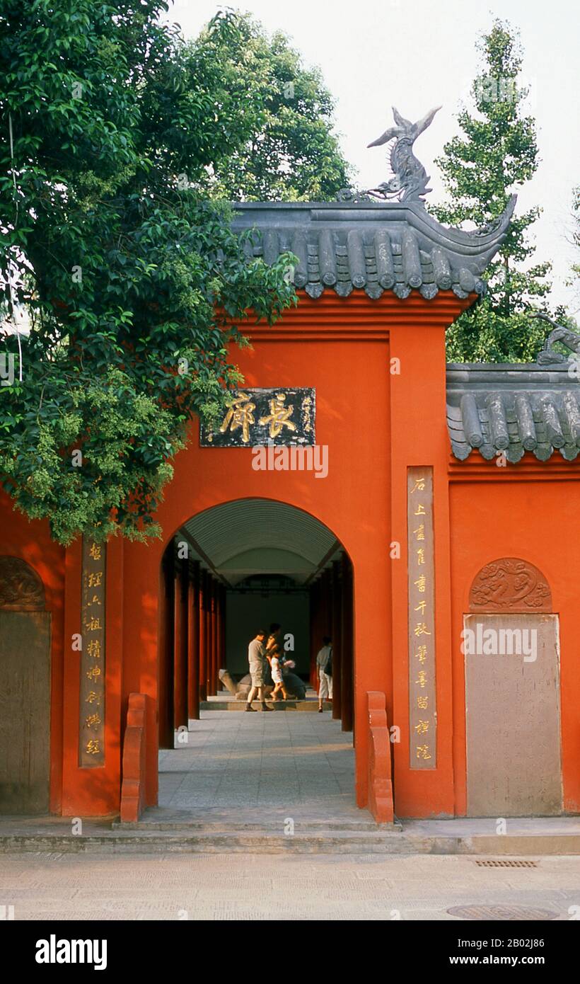 Wenshu Yuan (Temple de Wenshu) remonte à la dynastie Tang (18 juin 618–4 juin 907) et était connu à l'origine sous le nom de Temple Xinxiang. C'est maintenant un temple bouddhiste zen populaire. Chengdu, anciennement Chengtu, est la capitale de la province du Sichuan dans le sud-ouest de la Chine. Au début du 4ème siècle BCE, le roi de visé de l'ancien Shu a déplacé sa capitale vers l'emplacement actuel de la ville d'aujourd'hui à partir de Pixian voisin. Banque D'Images