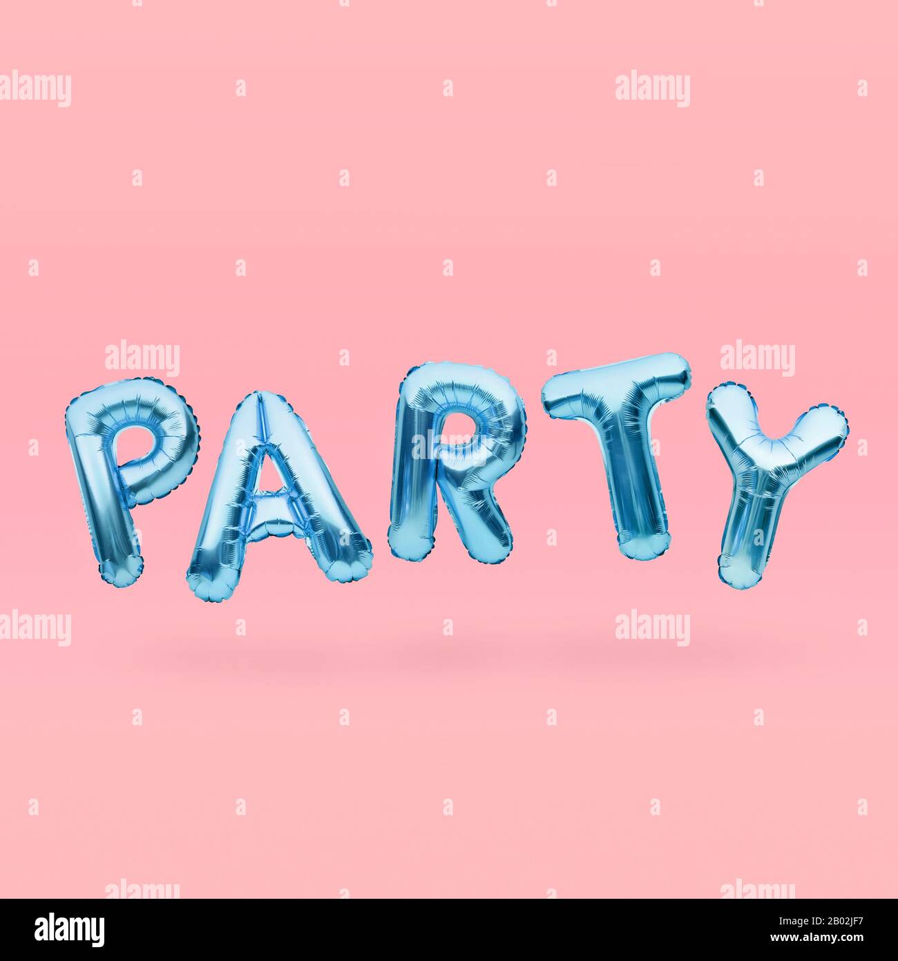 Partie de mot bleu faite de ballons gonflables flottant sur fond rose. Lettres de montgolfière en feuille bleue. Concept de célébration. Banque D'Images