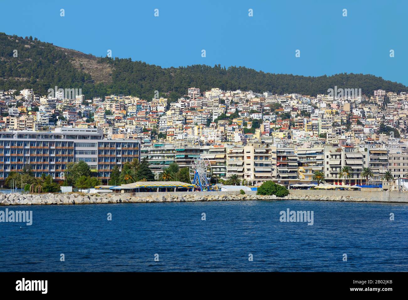 Kavala, Grèce - 18 septembre 2015 : paysage urbain avec différents cafés, restaurants et parc d'attractions sur le port de la ville d'Eastmacadonia Banque D'Images