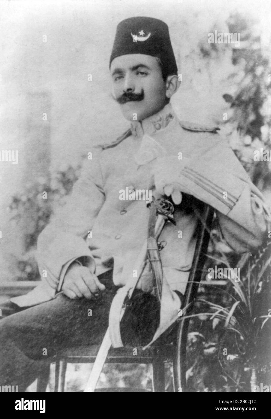 Ismail Enver Pasha (turc ottoman: اسماعیل انور پاشا; turc: İsmail Enver Paşa; 22 novembre 1881 – 4 août 1922), communément connu sous le nom d'Enver Pasha, était un officier militaire ottoman et un chef de la jeune Révolution Turque de 1908. Il a été le principal chef de l'Empire ottoman dans les guerres des Balkans et la première Guerre mondiale. Après le coup d'État ottoman de 1913, Enver Pasha est devenu ministre de la guerre de l'Empire ottoman, formant un tiers du triumvirat connu sous le nom De "Trois Pashas". (Avec Talaat Pasha et Djemal Pasha) qui a exercé une domination de fait sur l'Empire de 1913 à la fin de la première Guerre mondiale Banque D'Images