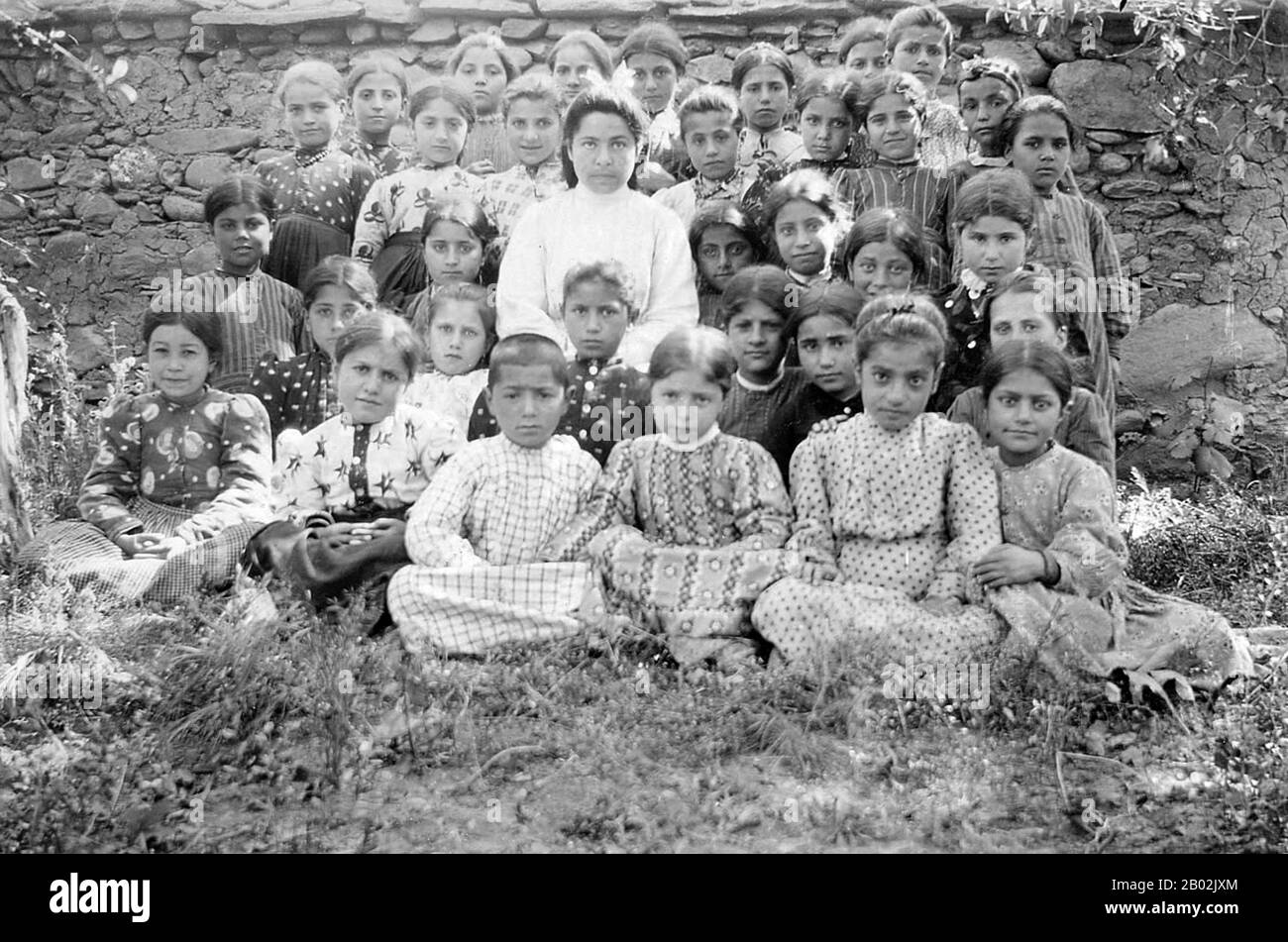 Le génocide arménien fait référence à la destruction délibérée et systématique de la population arménienne de l'Empire ottoman pendant et juste après la première Guerre mondiale. Il a été mis en œuvre par des massacres et des déportations en gros, avec les déportations composées de marches forcées dans des conditions conçues pour conduire à la mort des déportés. Le nombre total de décès arméniens qui en résultent est généralement estimé entre un et un demi-million. D'autres groupes ethniques ont été attaqués de la même manière par l'Empire ottoman pendant cette période, y compris les Assyriens et les Grecs, et certains érudits sont consistés Banque D'Images