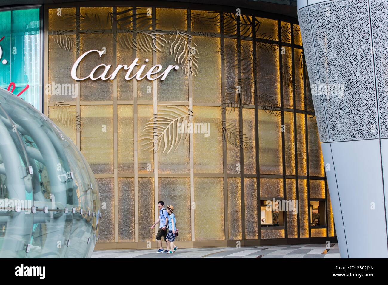 Boutique Cartier haut de gamme de luxe style de vie à Orchard ION, avec 2  touristes à pied passer le magasin. Singapour Photo Stock - Alamy