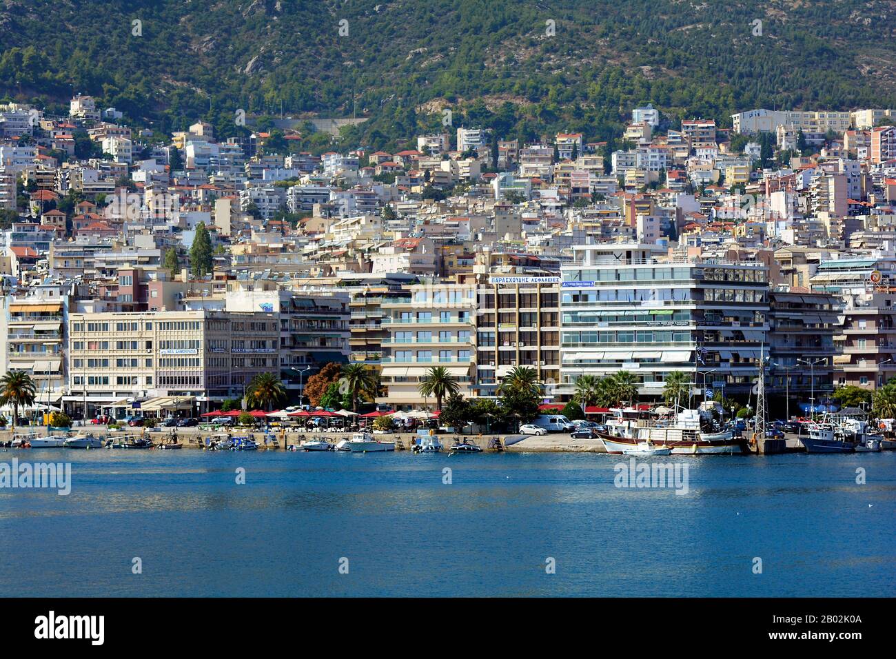 Kavala, Grèce - 18 septembre 2015 : paysage urbain avec différents cafés et restaurants sur le port du port dans la ville d'Eastmacadonia Banque D'Images