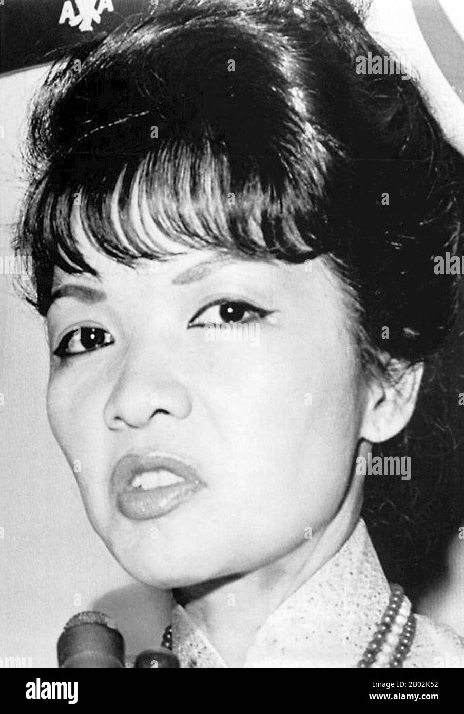TRAN le Xuan (née le 15 avril 1924 à Hanoi, Vietnam), populairement connue sous le nom de Madame Nhu mais plus correctement Madame Ngo Dinh Nhu, a été considérée comme la première Dame du Sud Vietnam de 1955 à 1963. Elle a été la femme De L'Ong Dinh Nhu, frère et conseiller en chef de l'Ong Dinh Diem. Comme Diem était un baccalauréat tout au long de la vie, et parce que les Nhus vivaient au Palais de l'indépendance, elle était considérée comme la première Dame. Diem a souvent nommé des membres de sa famille à des postes élevés, son père est devenu l'ambassadeur aux États-Unis alors que sa mère, ancienne reine de la beauté, était l'observateur du sud du Vietnam à la Na United Banque D'Images