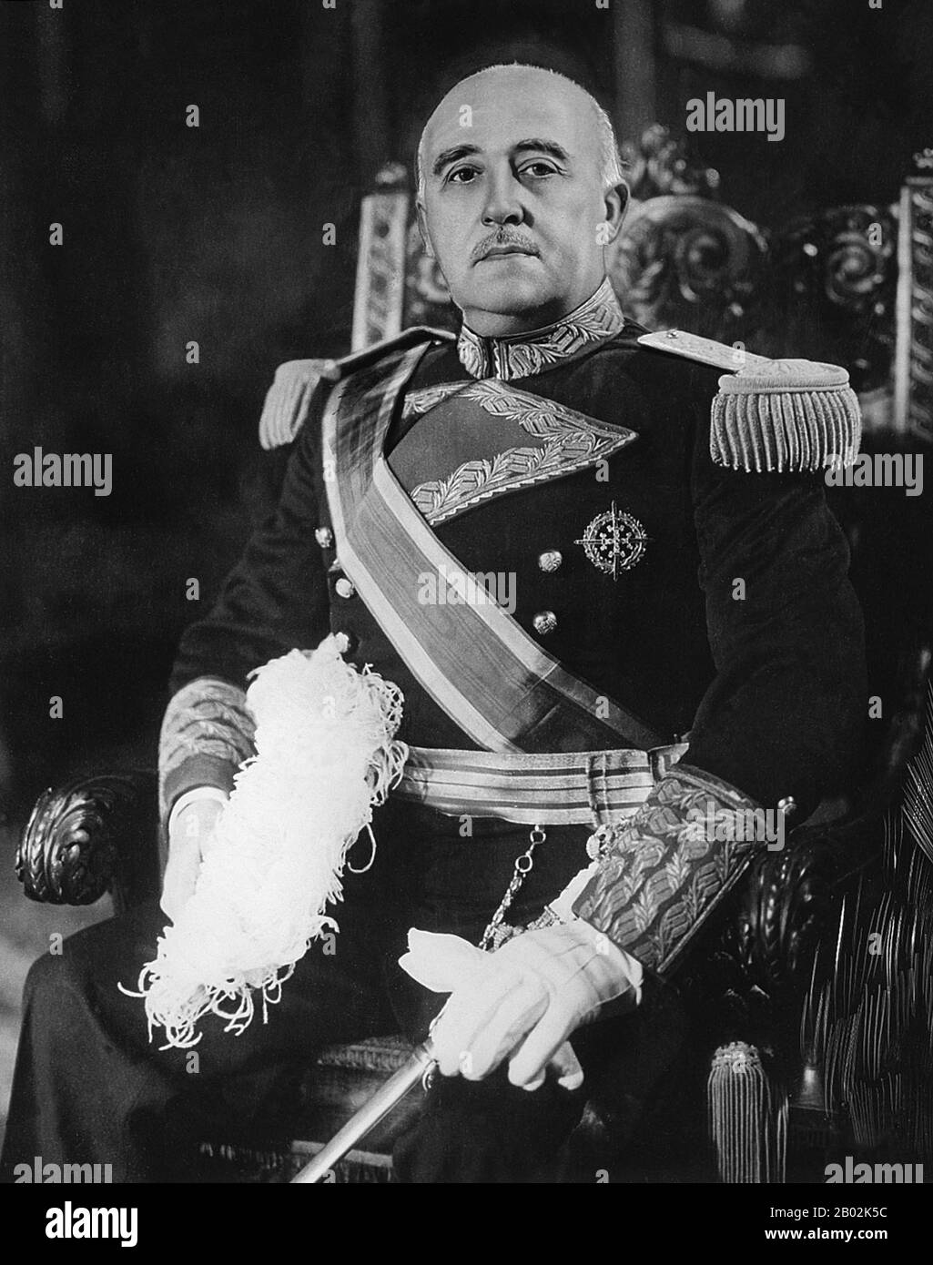 Francisco Franco Bahamonde (4 décembre 1892 – 20 novembre 1975) fut le dictateur de l'Espagne de 1939 à sa mort en 1975. Conservateur, il fut choqué quand la monarchie fut enlevée et remplacée par une république démocratique en 1931. Avec les élections de 1936, les conservateurs sont tombés et le Front Populaire de gauche est arrivé au pouvoir. Cherchant à renverser la république, Franco et d'autres généraux ont mis en place un coup d'État partiellement réussi, qui a commencé la guerre civile espagnole. Avec la mort des autres généraux, Franco est rapidement devenu le seul chef de sa faction. Franco a reçu le soutien militaire du fasciste local, Banque D'Images