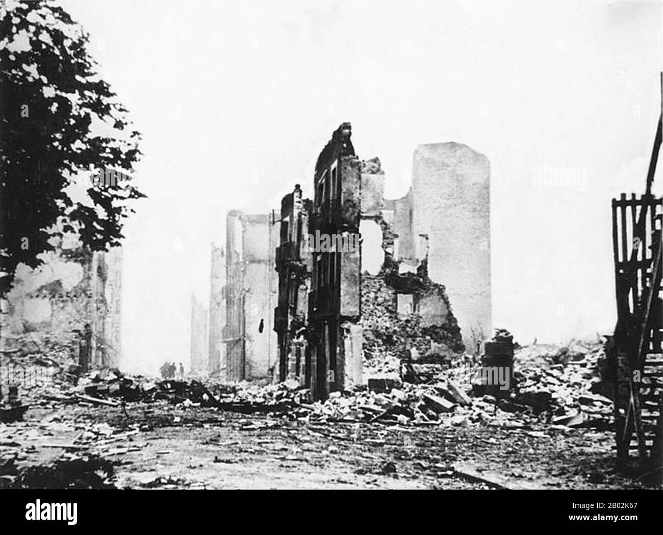 La guerre civile espagnole a été combattue du 17 juillet 1936 au 1er avril 1939 entre les Républicains, loyaux à la République espagnole démocratiquement élue, et les nationalistes, un groupe rebelle dirigé par le général Francisco Franco. Les nationalistes l'ont emporté, et Franco a dirigé l'Espagne pour les 36 prochaines années, de 1939 à sa mort en 1975. Les nationalistes ont avancé de leurs bastions dans le sud et l'ouest, capturant la majeure partie de la côte nord de l'Espagne en 1937. Ils ont également assiégé Madrid et la région au sud et à l'ouest pour une grande partie de la guerre. Capturer de grandes parties de la Catalogne en 1938 et 1939, le W Banque D'Images