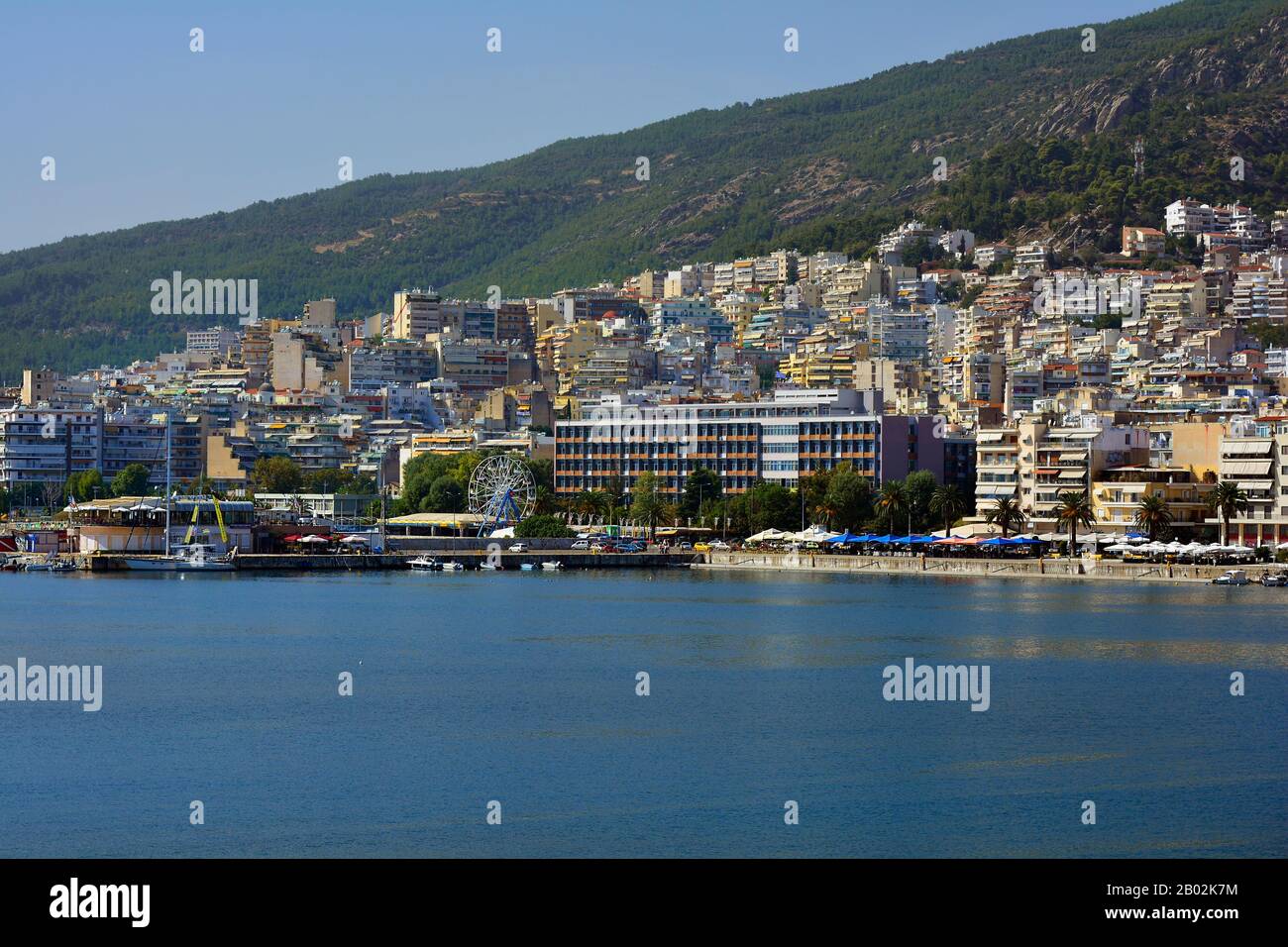 Kavala, Grèce - 18 septembre 2015 : paysage urbain avec différents cafés, restaurants et parc d'attractions sur le port de la ville d'Eastmacadonia Banque D'Images