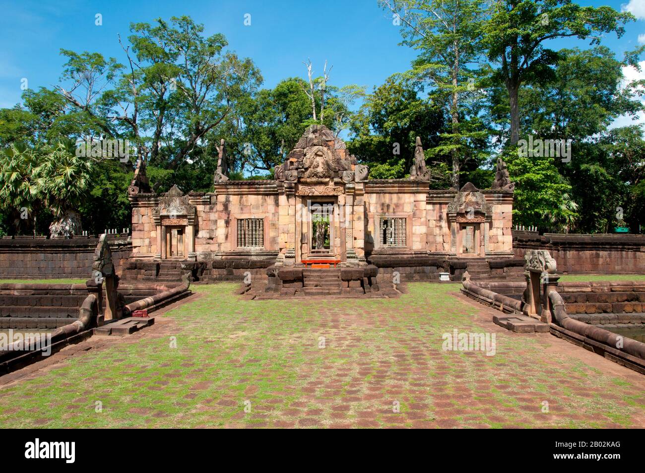 Prasat Hin Mueang Tam est un temple khmer dans les styles Khleang et Baphuon, qui date de la fin du 10ème et du début du XIe siècle. La principale déité était Shiva, bien que Vishnu ait également été adorée ici. Prasat Meuang Tam a été construit sur les ordres du roi Jayavarman V. Entouré d'un haut mur laterite, le complexe comprend de magnifiques tanks à gradins qui ont été joliment restaurés et remplis de fleurs de lotus. Le grès moelleux des murs du sanctuaire et les linteaux sculptés artistiquement contrastent magnifiquement avec la latéraite plus sombre et plus grossière des murs du sanctuaire environnant. Le sens Banque D'Images Prasat Hin Mueang Tam est un temple khmer dans les styles Khleang et Baphuon, qui date de la fin du 10ème et du début du XIe siècle. La principale déité était Shiva, bien que Vishnu ait également été adorée ici. Prasat Meuang Tam a été construit sur les ordres du roi Jayavarman V. Entouré d'un haut mur laterite, le complexe comprend de magnifiques tanks à gradins qui ont été joliment restaurés et remplis de fleurs de lotus. Le grès moelleux des murs du sanctuaire et les linteaux sculptés artistiquement contrastent magnifiquement avec la latéraite plus sombre et plus grossière des murs du sanctuaire environnant. Le sens Banque D'Images