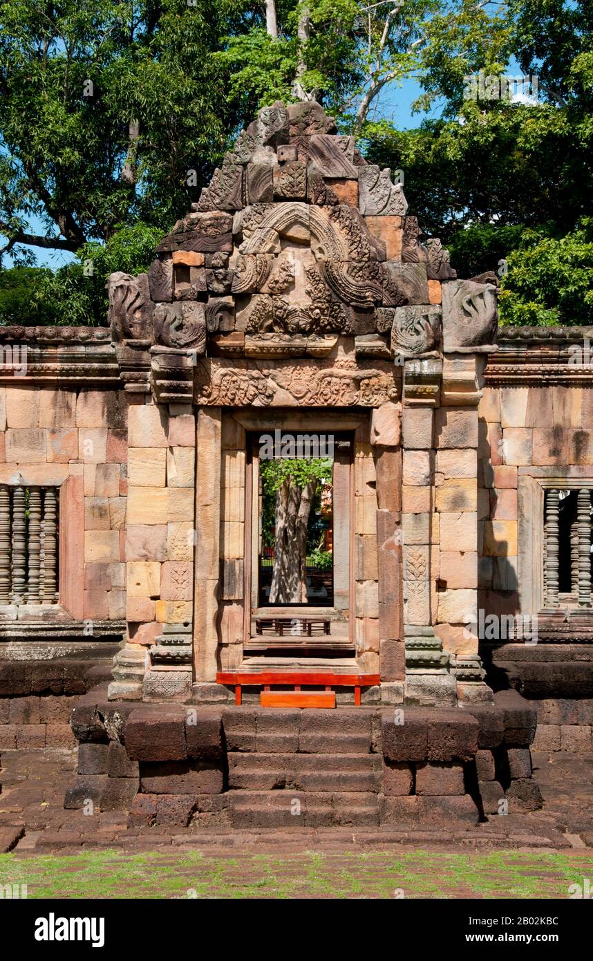 Prasat Hin Mueang Tam est un temple khmer dans les styles Khleang et Baphuon, qui date de la fin du 10ème et du début du XIe siècle. La principale déité était Shiva, bien que Vishnu ait également été adorée ici. Prasat Meuang Tam a été construit sur les ordres du roi Jayavarman V. Entouré d'un haut mur laterite, le complexe comprend de magnifiques tanks à gradins qui ont été joliment restaurés et remplis de fleurs de lotus. Le grès moelleux des murs du sanctuaire et les linteaux sculptés artistiquement contrastent magnifiquement avec la latéraite plus sombre et plus grossière des murs du sanctuaire environnant. Le sens Banque D'Images Prasat Hin Mueang Tam est un temple khmer dans les styles Khleang et Baphuon, qui date de la fin du 10ème et du début du XIe siècle. La principale déité était Shiva, bien que Vishnu ait également été adorée ici. Prasat Meuang Tam a été construit sur les ordres du roi Jayavarman V. Entouré d'un haut mur laterite, le complexe comprend de magnifiques tanks à gradins qui ont été joliment restaurés et remplis de fleurs de lotus. Le grès moelleux des murs du sanctuaire et les linteaux sculptés artistiquement contrastent magnifiquement avec la latéraite plus sombre et plus grossière des murs du sanctuaire environnant. Le sens Banque D'Images