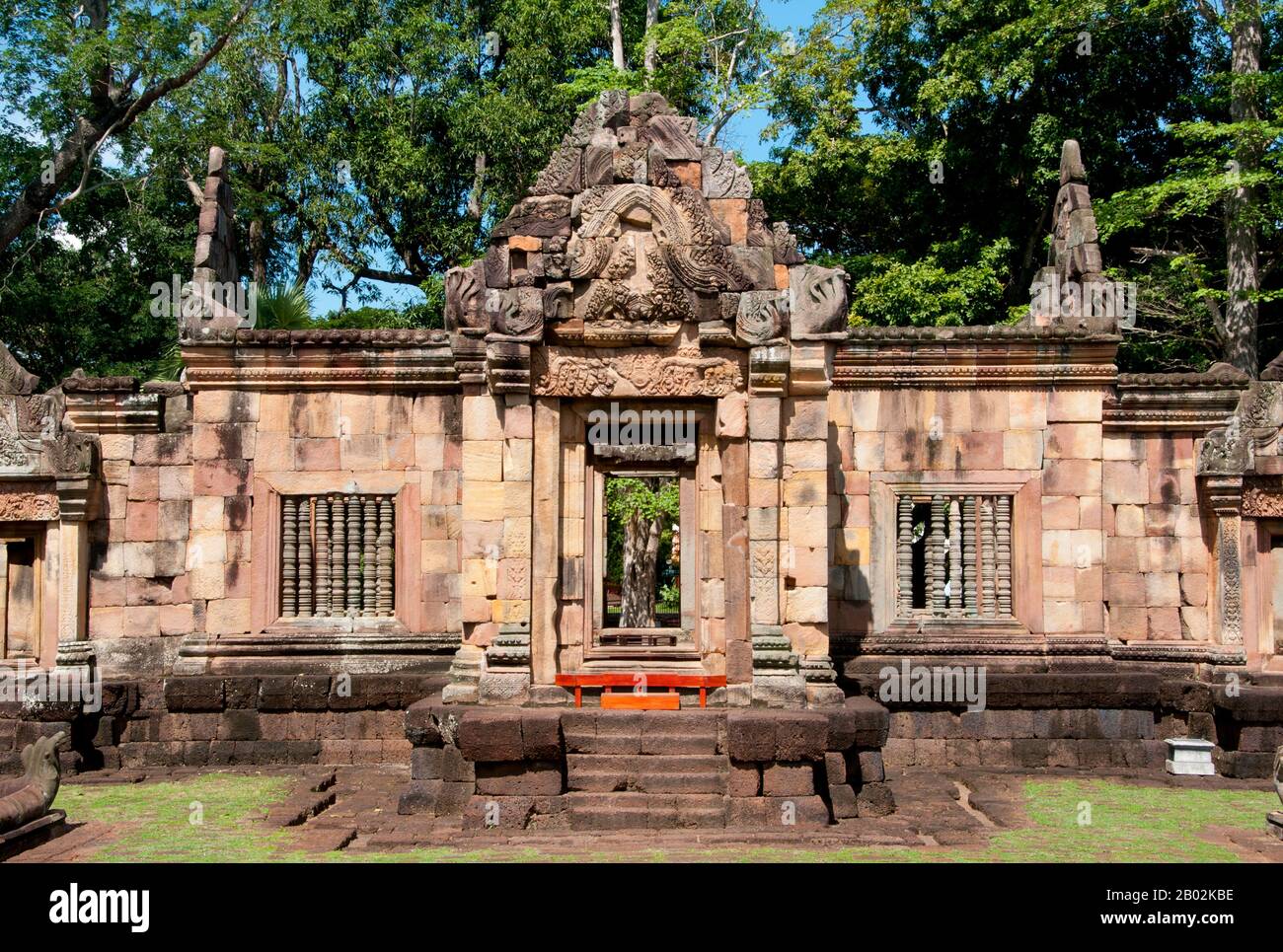 Prasat Hin Mueang Tam est un temple khmer dans les styles Khleang et Baphuon, qui date de la fin du 10ème et du début du XIe siècle. La principale déité était Shiva, bien que Vishnu ait également été adorée ici. Prasat Meuang Tam a été construit sur les ordres du roi Jayavarman V. Entouré d'un haut mur laterite, le complexe comprend de magnifiques tanks à gradins qui ont été joliment restaurés et remplis de fleurs de lotus. Le grès moelleux des murs du sanctuaire et les linteaux sculptés artistiquement contrastent magnifiquement avec la latéraite plus sombre et plus grossière des murs du sanctuaire environnant. Le sens Banque D'Images Prasat Hin Mueang Tam est un temple khmer dans les styles Khleang et Baphuon, qui date de la fin du 10ème et du début du XIe siècle. La principale déité était Shiva, bien que Vishnu ait également été adorée ici. Prasat Meuang Tam a été construit sur les ordres du roi Jayavarman V. Entouré d'un haut mur laterite, le complexe comprend de magnifiques tanks à gradins qui ont été joliment restaurés et remplis de fleurs de lotus. Le grès moelleux des murs du sanctuaire et les linteaux sculptés artistiquement contrastent magnifiquement avec la latéraite plus sombre et plus grossière des murs du sanctuaire environnant. Le sens Banque D'Images