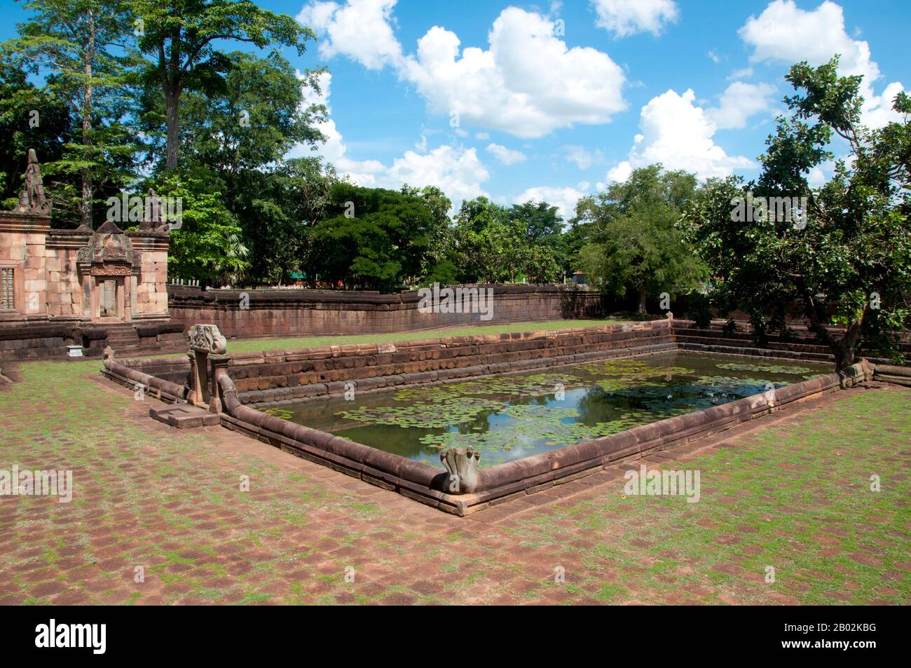 Prasat Hin Mueang Tam est un temple khmer dans les styles Khleang et Baphuon, qui date de la fin du 10ème et du début du XIe siècle. La principale déité était Shiva, bien que Vishnu ait également été adorée ici. Prasat Meuang Tam a été construit sur les ordres du roi Jayavarman V. Entouré d'un haut mur laterite, le complexe comprend de magnifiques tanks à gradins qui ont été joliment restaurés et remplis de fleurs de lotus. Le grès moelleux des murs du sanctuaire et les linteaux sculptés artistiquement contrastent magnifiquement avec la latéraite plus sombre et plus grossière des murs du sanctuaire environnant. Le sens Banque D'Images Prasat Hin Mueang Tam est un temple khmer dans les styles Khleang et Baphuon, qui date de la fin du 10ème et du début du XIe siècle. La principale déité était Shiva, bien que Vishnu ait également été adorée ici. Prasat Meuang Tam a été construit sur les ordres du roi Jayavarman V. Entouré d'un haut mur laterite, le complexe comprend de magnifiques tanks à gradins qui ont été joliment restaurés et remplis de fleurs de lotus. Le grès moelleux des murs du sanctuaire et les linteaux sculptés artistiquement contrastent magnifiquement avec la latéraite plus sombre et plus grossière des murs du sanctuaire environnant. Le sens Banque D'Images