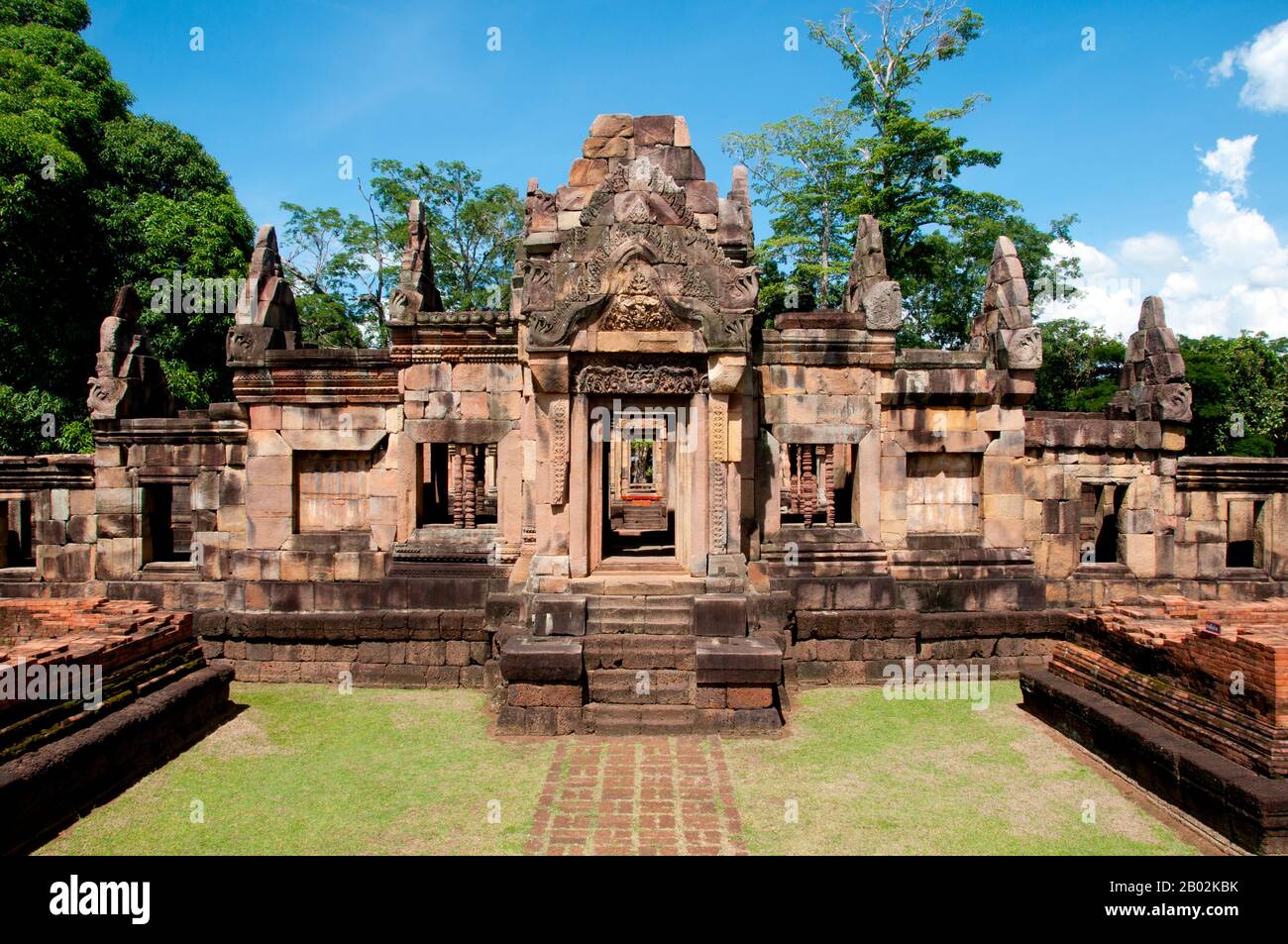 Prasat Hin Mueang Tam est un temple khmer dans les styles Khleang et Baphuon, qui date de la fin du 10ème et du début du XIe siècle. La principale déité était Shiva, bien que Vishnu ait également été adorée ici. Prasat Meuang Tam a été construit sur les ordres du roi Jayavarman V. Entouré d'un haut mur laterite, le complexe comprend de magnifiques tanks à gradins qui ont été joliment restaurés et remplis de fleurs de lotus. Le grès moelleux des murs du sanctuaire et les linteaux sculptés artistiquement contrastent magnifiquement avec la latéraite plus sombre et plus grossière des murs du sanctuaire environnant. Le sens Banque D'Images Prasat Hin Mueang Tam est un temple khmer dans les styles Khleang et Baphuon, qui date de la fin du 10ème et du début du XIe siècle. La principale déité était Shiva, bien que Vishnu ait également été adorée ici. Prasat Meuang Tam a été construit sur les ordres du roi Jayavarman V. Entouré d'un haut mur laterite, le complexe comprend de magnifiques tanks à gradins qui ont été joliment restaurés et remplis de fleurs de lotus. Le grès moelleux des murs du sanctuaire et les linteaux sculptés artistiquement contrastent magnifiquement avec la latéraite plus sombre et plus grossière des murs du sanctuaire environnant. Le sens Banque D'Images