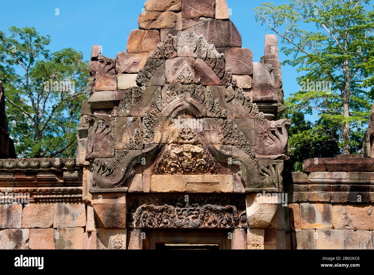 Prasat Hin Mueang Tam est un temple khmer dans les styles Khleang et Baphuon, qui date de la fin du 10ème et du début du XIe siècle. La principale déité était Shiva, bien que Vishnu ait également été adorée ici. Prasat Meuang Tam a été construit sur les ordres du roi Jayavarman V. Entouré d'un haut mur laterite, le complexe comprend de magnifiques tanks à gradins qui ont été joliment restaurés et remplis de fleurs de lotus. Le grès moelleux des murs du sanctuaire et les linteaux sculptés artistiquement contrastent magnifiquement avec la latéraite plus sombre et plus grossière des murs du sanctuaire environnant. Le sens Banque D'Images Prasat Hin Mueang Tam est un temple khmer dans les styles Khleang et Baphuon, qui date de la fin du 10ème et du début du XIe siècle. La principale déité était Shiva, bien que Vishnu ait également été adorée ici. Prasat Meuang Tam a été construit sur les ordres du roi Jayavarman V. Entouré d'un haut mur laterite, le complexe comprend de magnifiques tanks à gradins qui ont été joliment restaurés et remplis de fleurs de lotus. Le grès moelleux des murs du sanctuaire et les linteaux sculptés artistiquement contrastent magnifiquement avec la latéraite plus sombre et plus grossière des murs du sanctuaire environnant. Le sens Banque D'Images