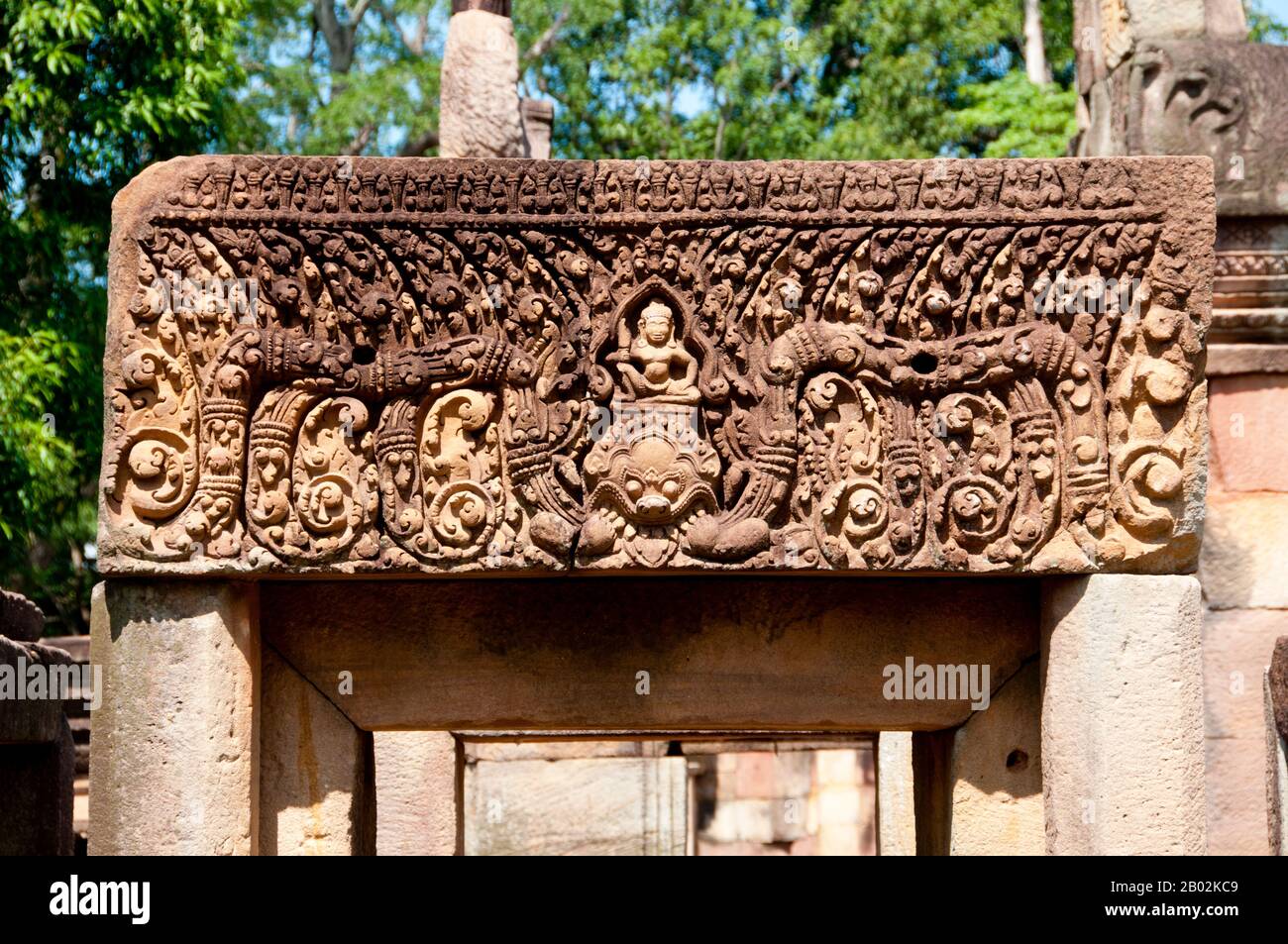 Prasat Hin Mueang Tam est un temple khmer dans les styles Khleang et Baphuon, qui date de la fin du 10ème et du début du XIe siècle. La principale déité était Shiva, bien que Vishnu ait également été adorée ici. Prasat Meuang Tam a été construit sur les ordres du roi Jayavarman V. Entouré d'un haut mur laterite, le complexe comprend de magnifiques tanks à gradins qui ont été joliment restaurés et remplis de fleurs de lotus. Le grès moelleux des murs du sanctuaire et les linteaux sculptés artistiquement contrastent magnifiquement avec la latéraite plus sombre et plus grossière des murs du sanctuaire environnant. Le sens Banque D'Images Prasat Hin Mueang Tam est un temple khmer dans les styles Khleang et Baphuon, qui date de la fin du 10ème et du début du XIe siècle. La principale déité était Shiva, bien que Vishnu ait également été adorée ici. Prasat Meuang Tam a été construit sur les ordres du roi Jayavarman V. Entouré d'un haut mur laterite, le complexe comprend de magnifiques tanks à gradins qui ont été joliment restaurés et remplis de fleurs de lotus. Le grès moelleux des murs du sanctuaire et les linteaux sculptés artistiquement contrastent magnifiquement avec la latéraite plus sombre et plus grossière des murs du sanctuaire environnant. Le sens Banque D'Images
