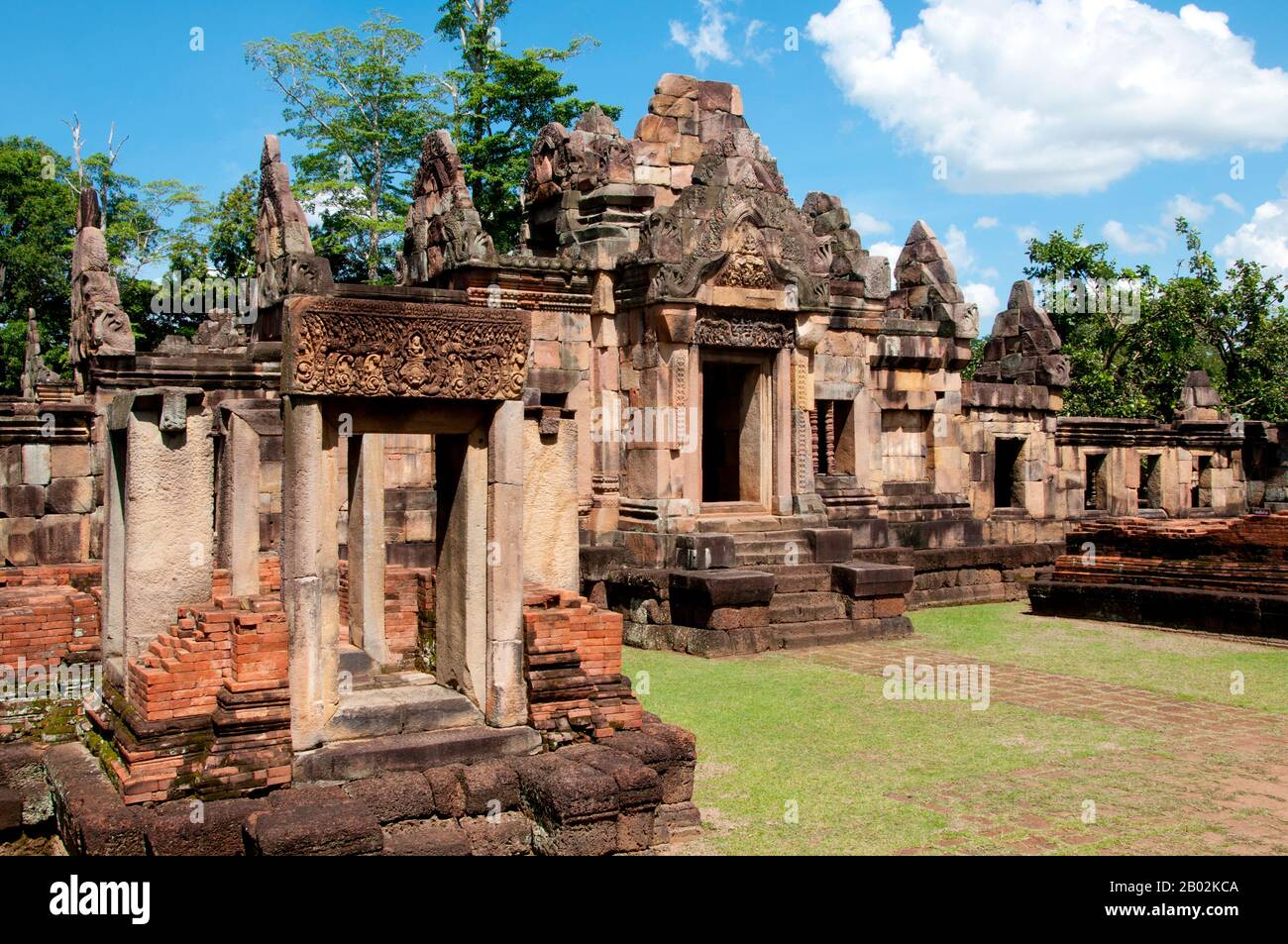 Prasat Hin Mueang Tam est un temple khmer dans les styles Khleang et Baphuon, qui date de la fin du 10ème et du début du XIe siècle. La principale déité était Shiva, bien que Vishnu ait également été adorée ici. Prasat Meuang Tam a été construit sur les ordres du roi Jayavarman V. Entouré d'un haut mur laterite, le complexe comprend de magnifiques tanks à gradins qui ont été joliment restaurés et remplis de fleurs de lotus. Le grès moelleux des murs du sanctuaire et les linteaux sculptés artistiquement contrastent magnifiquement avec la latéraite plus sombre et plus grossière des murs du sanctuaire environnant. Le sens Banque D'Images Prasat Hin Mueang Tam est un temple khmer dans les styles Khleang et Baphuon, qui date de la fin du 10ème et du début du XIe siècle. La principale déité était Shiva, bien que Vishnu ait également été adorée ici. Prasat Meuang Tam a été construit sur les ordres du roi Jayavarman V. Entouré d'un haut mur laterite, le complexe comprend de magnifiques tanks à gradins qui ont été joliment restaurés et remplis de fleurs de lotus. Le grès moelleux des murs du sanctuaire et les linteaux sculptés artistiquement contrastent magnifiquement avec la latéraite plus sombre et plus grossière des murs du sanctuaire environnant. Le sens Banque D'Images