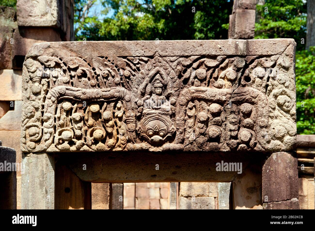 Prasat Hin Mueang Tam est un temple khmer dans les styles Khleang et Baphuon, qui date de la fin du 10ème et du début du XIe siècle. La principale déité était Shiva, bien que Vishnu ait également été adorée ici. Prasat Meuang Tam a été construit sur les ordres du roi Jayavarman V. Entouré d'un haut mur laterite, le complexe comprend de magnifiques tanks à gradins qui ont été joliment restaurés et remplis de fleurs de lotus. Le grès moelleux des murs du sanctuaire et les linteaux sculptés artistiquement contrastent magnifiquement avec la latéraite plus sombre et plus grossière des murs du sanctuaire environnant. Le sens Banque D'Images Prasat Hin Mueang Tam est un temple khmer dans les styles Khleang et Baphuon, qui date de la fin du 10ème et du début du XIe siècle. La principale déité était Shiva, bien que Vishnu ait également été adorée ici. Prasat Meuang Tam a été construit sur les ordres du roi Jayavarman V. Entouré d'un haut mur laterite, le complexe comprend de magnifiques tanks à gradins qui ont été joliment restaurés et remplis de fleurs de lotus. Le grès moelleux des murs du sanctuaire et les linteaux sculptés artistiquement contrastent magnifiquement avec la latéraite plus sombre et plus grossière des murs du sanctuaire environnant. Le sens Banque D'Images