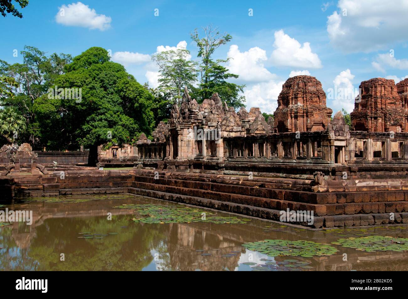Prasat Hin Mueang Tam est un temple khmer dans les styles Khleang et Baphuon, qui date de la fin du 10ème et du début du XIe siècle. La principale déité était Shiva, bien que Vishnu ait également été adorée ici. Prasat Meuang Tam a été construit sur les ordres du roi Jayavarman V. Entouré d'un haut mur laterite, le complexe comprend de magnifiques tanks à gradins qui ont été joliment restaurés et remplis de fleurs de lotus. Le grès moelleux des murs du sanctuaire et les linteaux sculptés artistiquement contrastent magnifiquement avec la latéraite plus sombre et plus grossière des murs du sanctuaire environnant. Le sens Banque D'Images Prasat Hin Mueang Tam est un temple khmer dans les styles Khleang et Baphuon, qui date de la fin du 10ème et du début du XIe siècle. La principale déité était Shiva, bien que Vishnu ait également été adorée ici. Prasat Meuang Tam a été construit sur les ordres du roi Jayavarman V. Entouré d'un haut mur laterite, le complexe comprend de magnifiques tanks à gradins qui ont été joliment restaurés et remplis de fleurs de lotus. Le grès moelleux des murs du sanctuaire et les linteaux sculptés artistiquement contrastent magnifiquement avec la latéraite plus sombre et plus grossière des murs du sanctuaire environnant. Le sens Banque D'Images