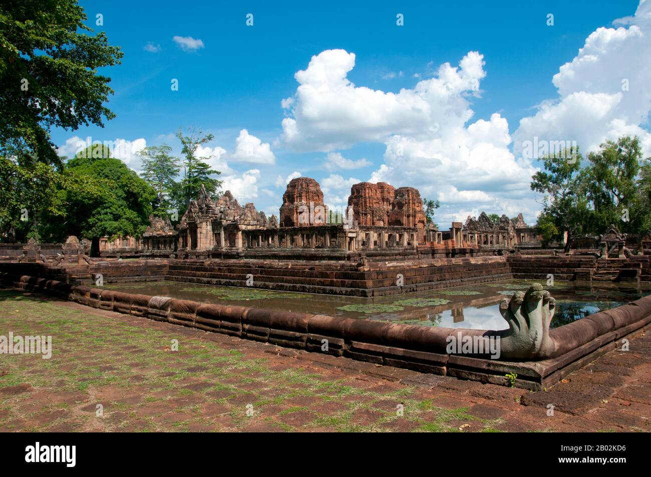Prasat Hin Mueang Tam est un temple khmer dans les styles Khleang et Baphuon, qui date de la fin du 10ème et du début du XIe siècle. La principale déité était Shiva, bien que Vishnu ait également été adorée ici. Prasat Meuang Tam a été construit sur les ordres du roi Jayavarman V. Entouré d'un haut mur laterite, le complexe comprend de magnifiques tanks à gradins qui ont été joliment restaurés et remplis de fleurs de lotus. Le grès moelleux des murs du sanctuaire et les linteaux sculptés artistiquement contrastent magnifiquement avec la latéraite plus sombre et plus grossière des murs du sanctuaire environnant. Le sens Banque D'Images Prasat Hin Mueang Tam est un temple khmer dans les styles Khleang et Baphuon, qui date de la fin du 10ème et du début du XIe siècle. La principale déité était Shiva, bien que Vishnu ait également été adorée ici. Prasat Meuang Tam a été construit sur les ordres du roi Jayavarman V. Entouré d'un haut mur laterite, le complexe comprend de magnifiques tanks à gradins qui ont été joliment restaurés et remplis de fleurs de lotus. Le grès moelleux des murs du sanctuaire et les linteaux sculptés artistiquement contrastent magnifiquement avec la latéraite plus sombre et plus grossière des murs du sanctuaire environnant. Le sens Banque D'Images