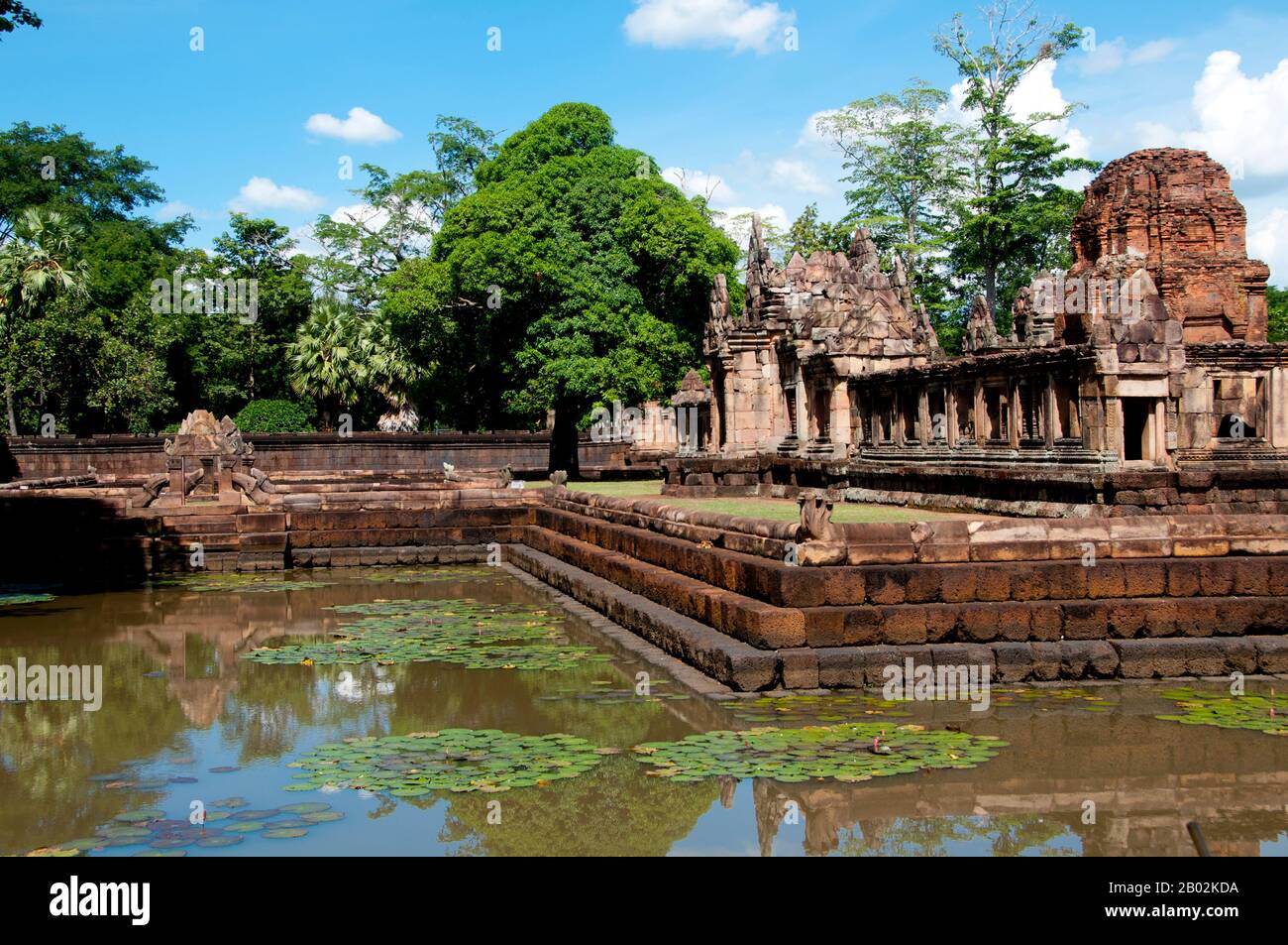 Prasat Hin Mueang Tam est un temple khmer dans les styles Khleang et Baphuon, qui date de la fin du 10ème et du début du XIe siècle. La principale déité était Shiva, bien que Vishnu ait également été adorée ici. Prasat Meuang Tam a été construit sur les ordres du roi Jayavarman V. Entouré d'un haut mur laterite, le complexe comprend de magnifiques tanks à gradins qui ont été joliment restaurés et remplis de fleurs de lotus. Le grès moelleux des murs du sanctuaire et les linteaux sculptés artistiquement contrastent magnifiquement avec la latéraite plus sombre et plus grossière des murs du sanctuaire environnant. Le sens Banque D'Images Prasat Hin Mueang Tam est un temple khmer dans les styles Khleang et Baphuon, qui date de la fin du 10ème et du début du XIe siècle. La principale déité était Shiva, bien que Vishnu ait également été adorée ici. Prasat Meuang Tam a été construit sur les ordres du roi Jayavarman V. Entouré d'un haut mur laterite, le complexe comprend de magnifiques tanks à gradins qui ont été joliment restaurés et remplis de fleurs de lotus. Le grès moelleux des murs du sanctuaire et les linteaux sculptés artistiquement contrastent magnifiquement avec la latéraite plus sombre et plus grossière des murs du sanctuaire environnant. Le sens Banque D'Images