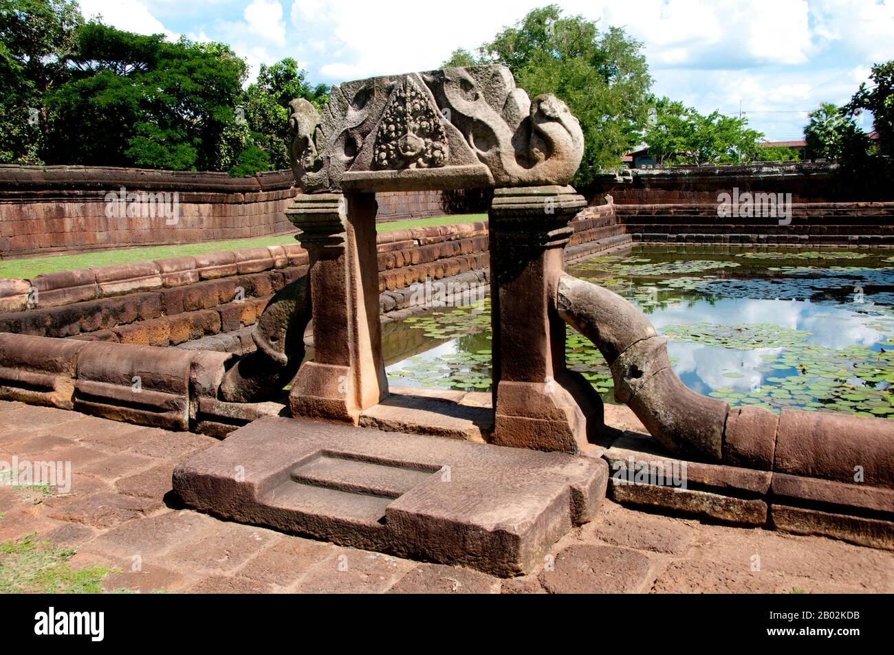 Prasat Hin Mueang Tam est un temple khmer dans les styles Khleang et Baphuon, qui date de la fin du 10ème et du début du XIe siècle. La principale déité était Shiva, bien que Vishnu ait également été adorée ici. Prasat Meuang Tam a été construit sur les ordres du roi Jayavarman V. Entouré d'un haut mur laterite, le complexe comprend de magnifiques tanks à gradins qui ont été joliment restaurés et remplis de fleurs de lotus. Le grès moelleux des murs du sanctuaire et les linteaux sculptés artistiquement contrastent magnifiquement avec la latéraite plus sombre et plus grossière des murs du sanctuaire environnant. Le sens Banque D'Images Prasat Hin Mueang Tam est un temple khmer dans les styles Khleang et Baphuon, qui date de la fin du 10ème et du début du XIe siècle. La principale déité était Shiva, bien que Vishnu ait également été adorée ici. Prasat Meuang Tam a été construit sur les ordres du roi Jayavarman V. Entouré d'un haut mur laterite, le complexe comprend de magnifiques tanks à gradins qui ont été joliment restaurés et remplis de fleurs de lotus. Le grès moelleux des murs du sanctuaire et les linteaux sculptés artistiquement contrastent magnifiquement avec la latéraite plus sombre et plus grossière des murs du sanctuaire environnant. Le sens Banque D'Images