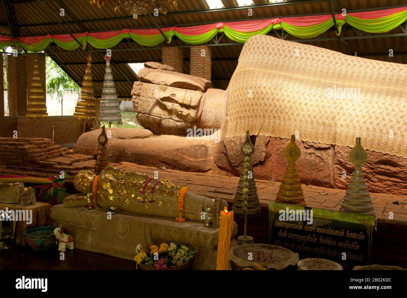 Le Bouddha incliné en grès logé au Wat Dharmacakra Semaram est le plus ancien Bouddha incliné de Thaïlande et remonte au VIIIe siècle ce. L'image de style Dvaravati est de 13,5 mètres de long Banque D'Images Le Bouddha incliné en grès logé au Wat Dharmacakra Semaram est le plus ancien Bouddha incliné de Thaïlande et remonte au VIIIe siècle ce. L'image de style Dvaravati est de 13,5 mètres de long Banque D'Images