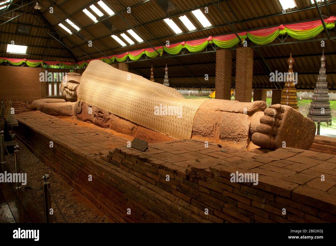 Le Bouddha incliné en grès logé au Wat Dharmacakra Semaram est le plus ancien Bouddha incliné de Thaïlande et remonte au VIIIe siècle ce. L'image de style Dvaravati est de 13,5 mètres de long Banque D'Images Le Bouddha incliné en grès logé au Wat Dharmacakra Semaram est le plus ancien Bouddha incliné de Thaïlande et remonte au VIIIe siècle ce. L'image de style Dvaravati est de 13,5 mètres de long Banque D'Images