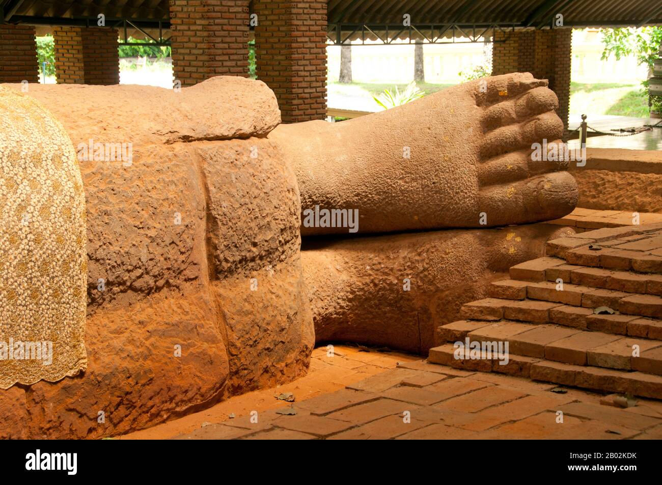 Le Bouddha incliné en grès logé au Wat Dharmacakra Semaram est le plus ancien Bouddha incliné de Thaïlande et remonte au VIIIe siècle ce. L'image de style Dvaravati est de 13,5 mètres de long Banque D'Images Le Bouddha incliné en grès logé au Wat Dharmacakra Semaram est le plus ancien Bouddha incliné de Thaïlande et remonte au VIIIe siècle ce. L'image de style Dvaravati est de 13,5 mètres de long Banque D'Images