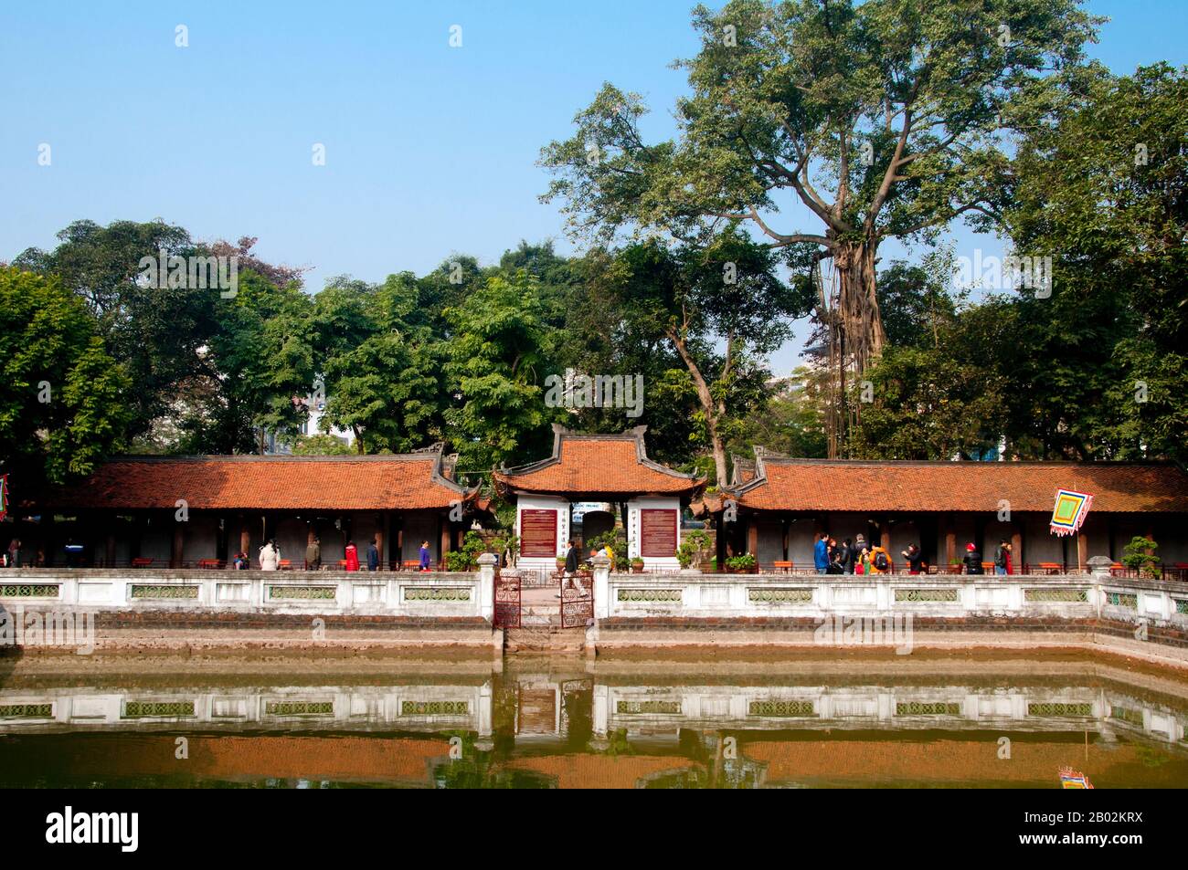 Le Temple de la littérature ou Van Mieu est l’un des trésors culturels les plus importants du Vietnam. Fondé en 1070 par le roi Ly Thanh Tong de la dynastie des premiers Ly, le temple était dédié à la fois à Confucius et à Chu Cong, un membre de la famille royale chinoise crédité de plusieurs enseignements que Confucius a développés cinq cents ans plus tard. Le site a été choisi par les géomancers de la dynastie Ly pour se tenir en harmonie avec le temple de Bich Cau taoïste et la Pagode bouddhiste À Un pilier, représentant les trois principales polices de la tradition vietnamienne. Six ans plus tard, en 1076, le Quoc Tu Giam, ou ‘ Banque D'Images