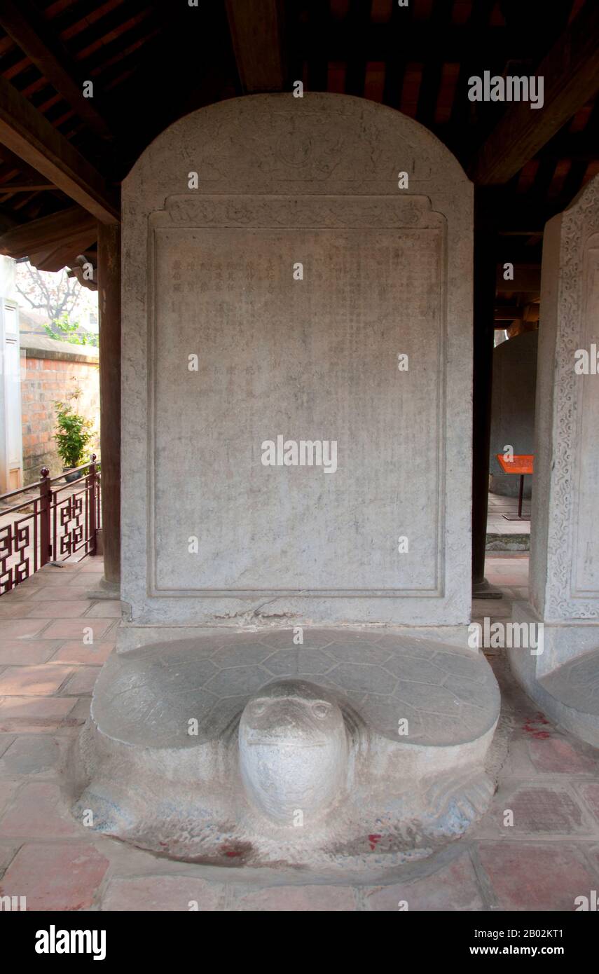 Le Temple de la littérature ou Van Mieu est l’un des trésors culturels les plus importants du Vietnam. Fondé en 1070 par le roi Ly Thanh Tong de la dynastie des premiers Ly, le temple était dédié à la fois à Confucius et à Chu Cong, un membre de la famille royale chinoise crédité de plusieurs enseignements que Confucius a développés cinq cents ans plus tard. Le site a été choisi par les géomancers de la dynastie Ly pour se tenir en harmonie avec le temple de Bich Cau taoïste et la Pagode bouddhiste À Un pilier, représentant les trois principales polices de la tradition vietnamienne. Six ans plus tard, en 1076, le Quoc Tu Giam, ou ‘ Banque D'Images