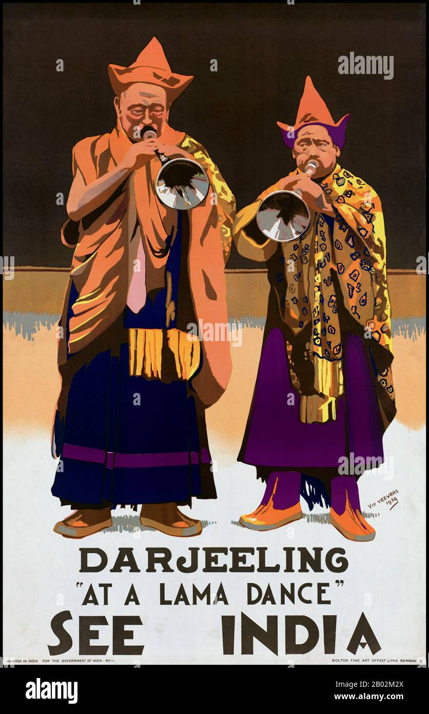 Inde: 'L'Inde' Darjeeling - 'à une danse lama', affiche de voyage vintage, Gouvernement de l'Inde. Victor Veevers (1903 - 1970), Bombay, 1934. Darjeeling est une ville de l'État indien du Bengale occidental. Il est situé dans la chaîne Mahabharat ou dans la petite Himalaya à une altitude moyenne de 6,710 pi (2,045.2 m). Il est réputé pour son industrie du thé et le chemin de fer Darjeeling Himalayan, site classé au patrimoine mondial de l'UNESCO. Darjeeling est le quartier général du district de Darjeeling qui a un statut partiellement autonome dans l'État du Bengale occidental. Banque D'Images