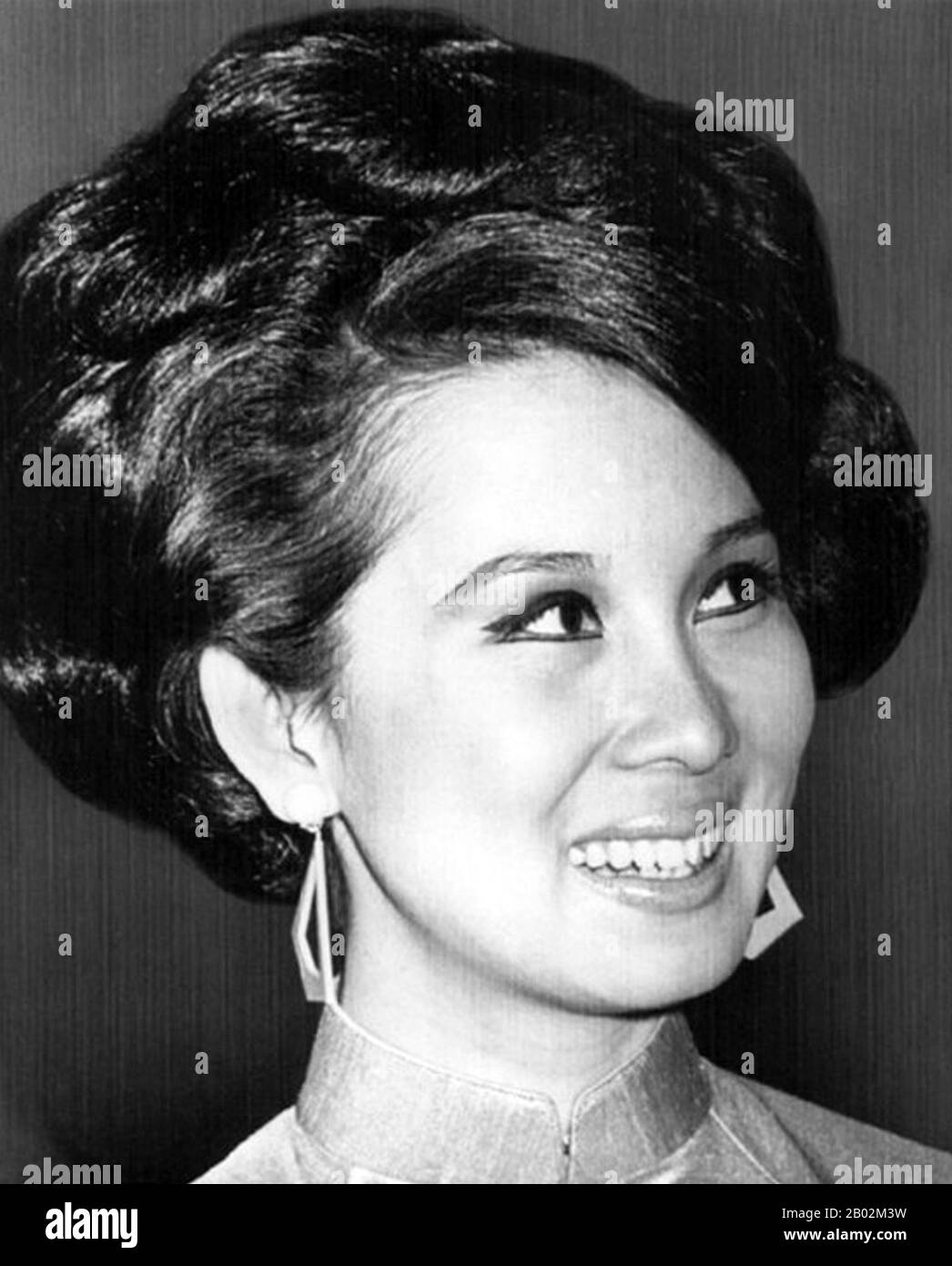 Đặng Tuyết Mai, également connue sous le nom de Madame Nguyễn Cao Kỳ (1942) est l'ancienne épouse de Nguyễn Cao Kỳ, ancien commandant et politicien de l'armée de l'air sud-vietnamienne, qui a servi comme premier ministre du Sud Vietnam de 1965 à 1967, Puis vice-président jusqu'à sa retraite de la politique en 1971. Certaines sources ont qualifié Madame Đặng Tuyết Mai d'ancienne première Dame du sud du Vietnam alors que d'autres d'ancienne deuxième dame depuis la plus haute position de son ex-mari dans l'ancien sud du Vietnam était vice-présidente et non pas présidente. Elle était une hôtesse d'Air Vietnam avant de épouser le général Ky, alors Banque D'Images