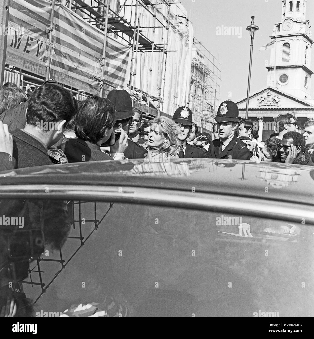 Melina Mercouri, griechische Schauspielerin (Mitte), bei einer Demonstration für ein Griechenland ohne Militärjunta à Londres, Großbritannien 1968. L'actrice grecque Melina Mercouri (centre) s'exprimant en Grèce libre de la manifestation militaire Junta, Trafalgar Square Londres, Royaume-Uni 1968. Banque D'Images