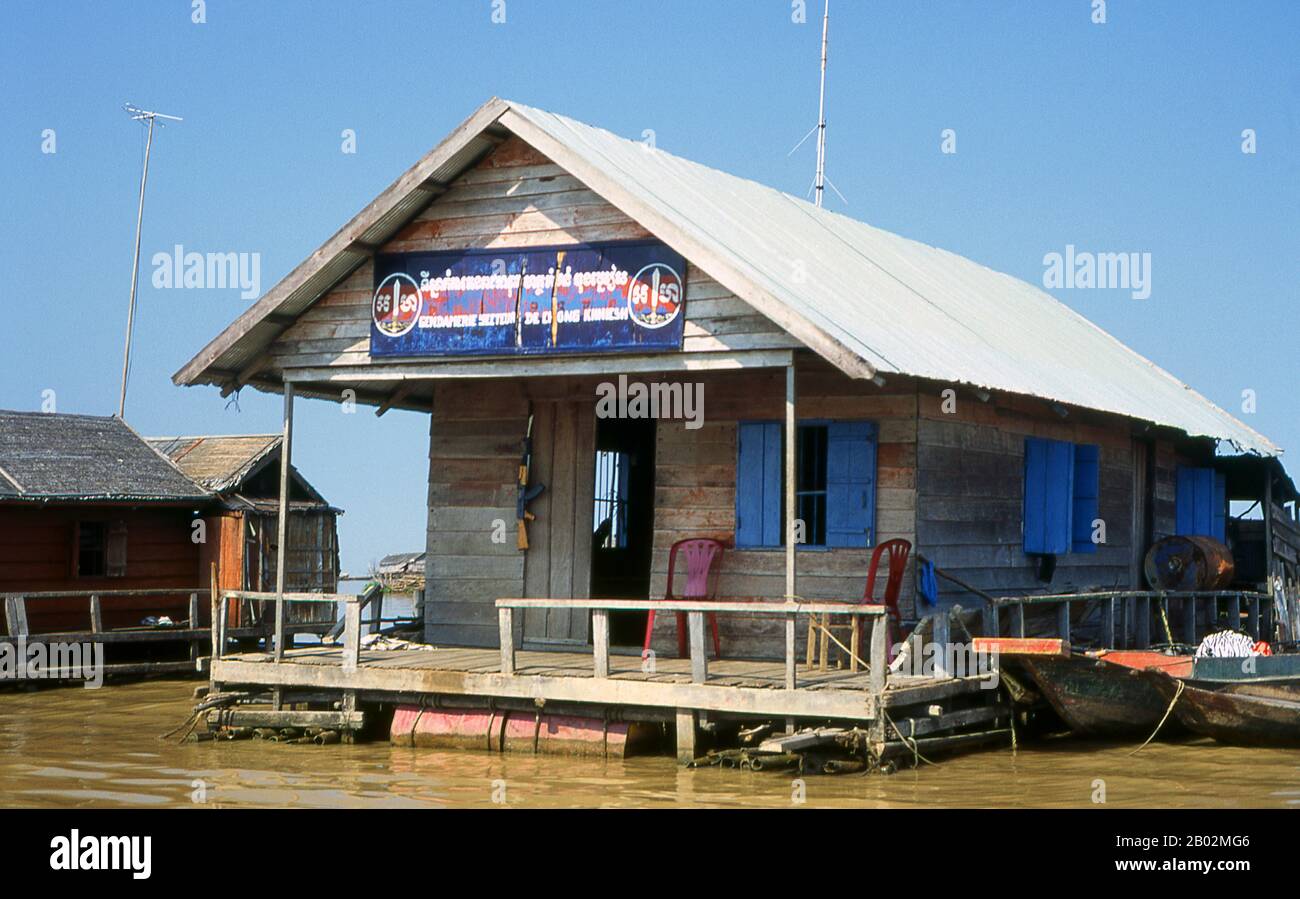 Le Tonlé Sap (Grande rivière Des eaux Fraîches ou Grand lac) est un réseau combiné de lacs et de rivières d'une importance majeure pour le Cambodge. Le Tonlé Sap est le plus grand lac d'eau douce d'Asie du Sud-est et est un point chaud écologique désigné comme biosphère de l'UNESCO en 1997. La Sève de Tonlé est inhabituelle pour deux raisons : son flux change deux fois par an, et la portion qui forme le lac se développe et se rétrécit considérablement avec les saisons. De novembre à mai, la saison sèche du Cambodge, Le Tonlé Sap s'écoule dans le Mékong à Phnom Penh. Cependant, lorsque les fortes pluies de l'année commencent en juin, le T Banque D'Images