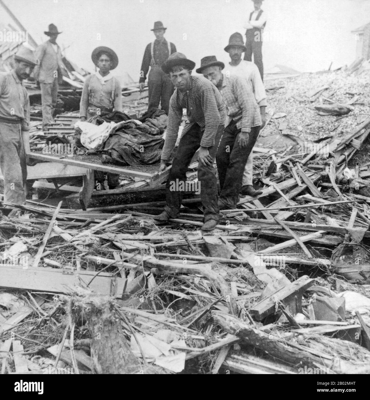 L'ouragan de 1900 a fait la terre le 8 septembre 1900, dans la ville de Galveston, Texas, aux États-Unis. Il avait estimé des vents de 233 km/h à l'automne, ce qui en faisait une tempête de catégorie 4 sur l'échelle de l'ouragan Saffir–Simpson. C'était l'ouragan le plus meurtrier de l'histoire des États-Unis. L'ouragan a causé de grandes pertes de vie avec le nombre estimé de morts entre 6 000 et 12 000 personnes; le nombre le plus cité dans les rapports officiels est de 8 000, donnant à la tempête le troisième plus grand nombre de morts ou de blessures de tout ouragan de l'Atlantique, après le grand ouragan de 1780 et de la Hurrica de 1998 Banque D'Images L'ouragan de 1900 a fait la terre le 8 septembre 1900, dans la ville de Galveston, Texas, aux États-Unis. Il avait estimé des vents de 233 km/h à l'automne, ce qui en faisait une tempête de catégorie 4 sur l'échelle de l'ouragan Saffir–Simpson. C'était l'ouragan le plus meurtrier de l'histoire des États-Unis. L'ouragan a causé de grandes pertes de vie avec le nombre estimé de morts entre 6 000 et 12 000 personnes; le nombre le plus cité dans les rapports officiels est de 8 000, donnant à la tempête le troisième plus grand nombre de morts ou de blessures de tout ouragan de l'Atlantique, après le grand ouragan de 1780 et de la Hurrica de 1998 Banque D'Images